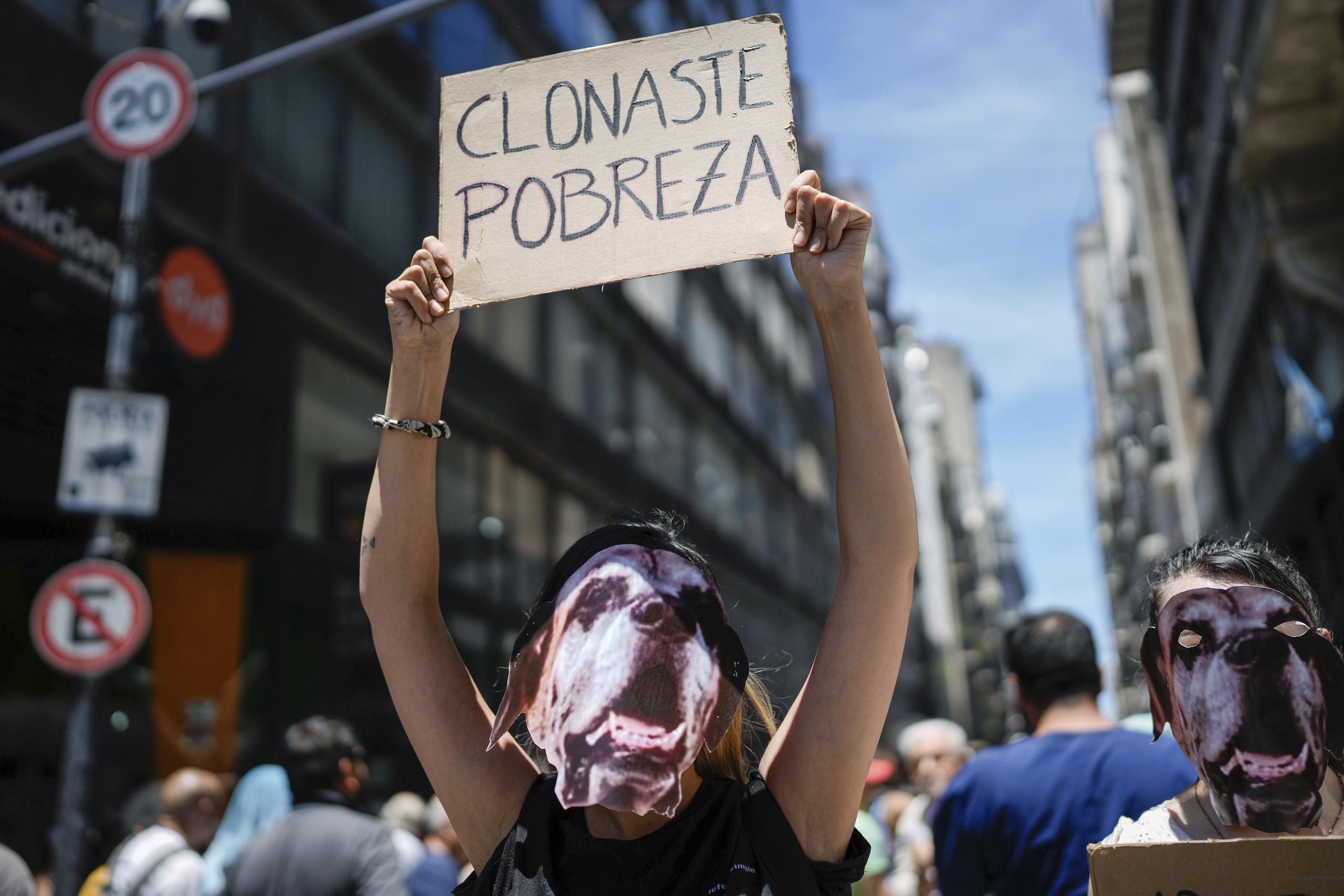 Trabajadores protestan por la inflación (AP Photo/Rodrigo Abd)