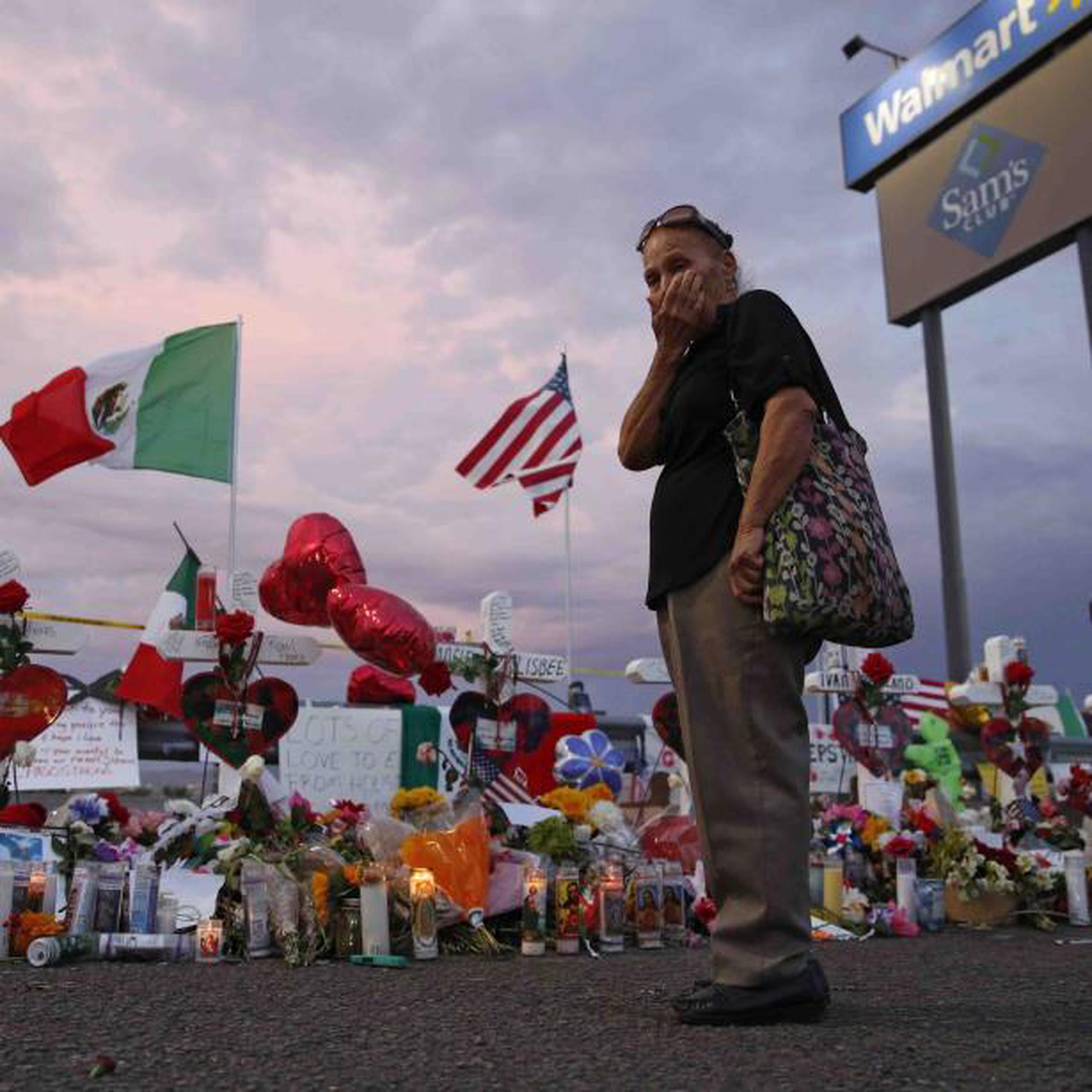 Un hombre abrió fuego en un Walmart de El Paso, Texas, y mató al menos a 22 personas el pasado sábado. (AP / John Locher)
