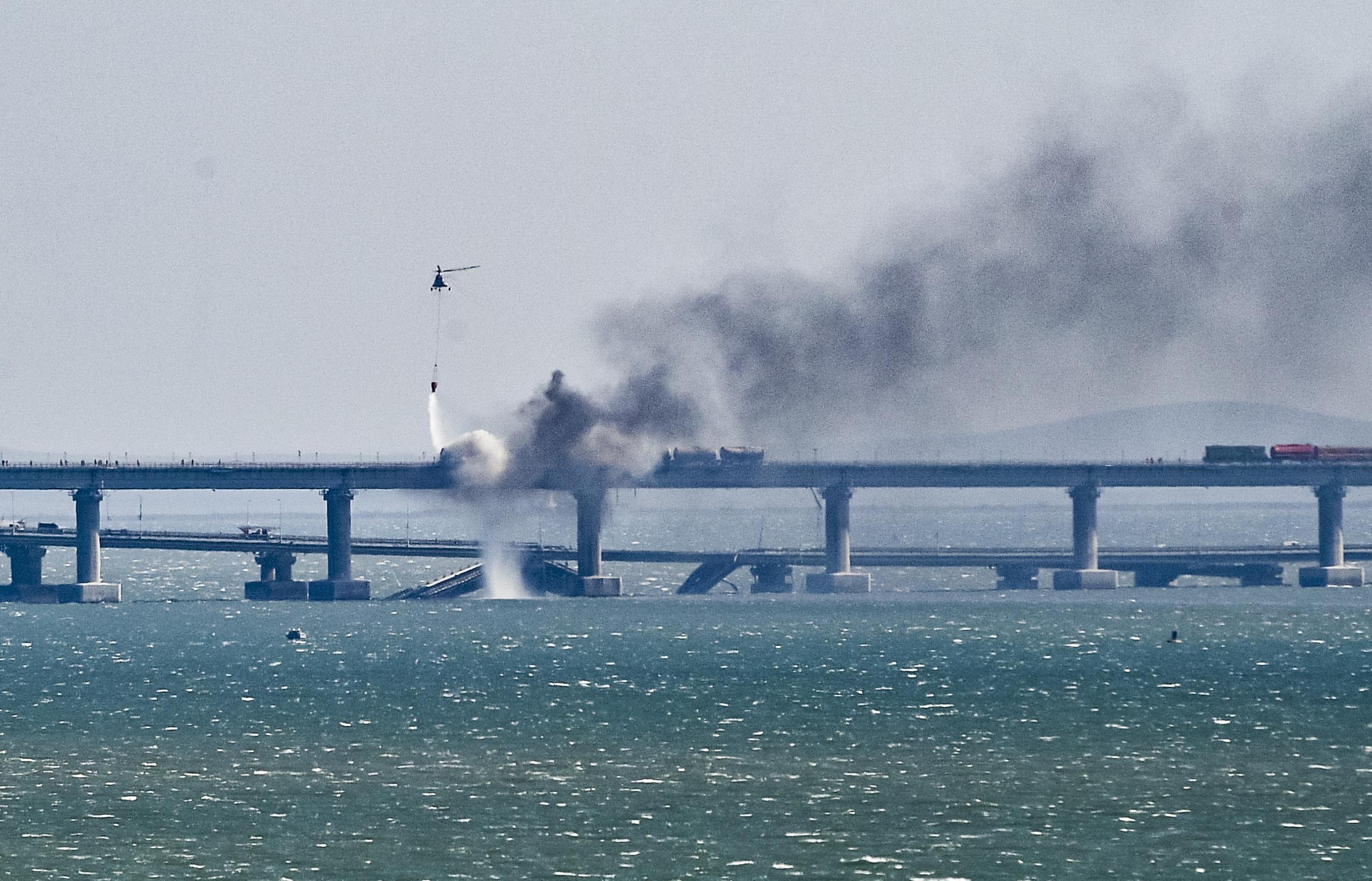 El puente de Crimea, el 8 de octubre de 2022, tras el ataque perpetrado por Ucrania. (EFE/EPA/STRINGER)