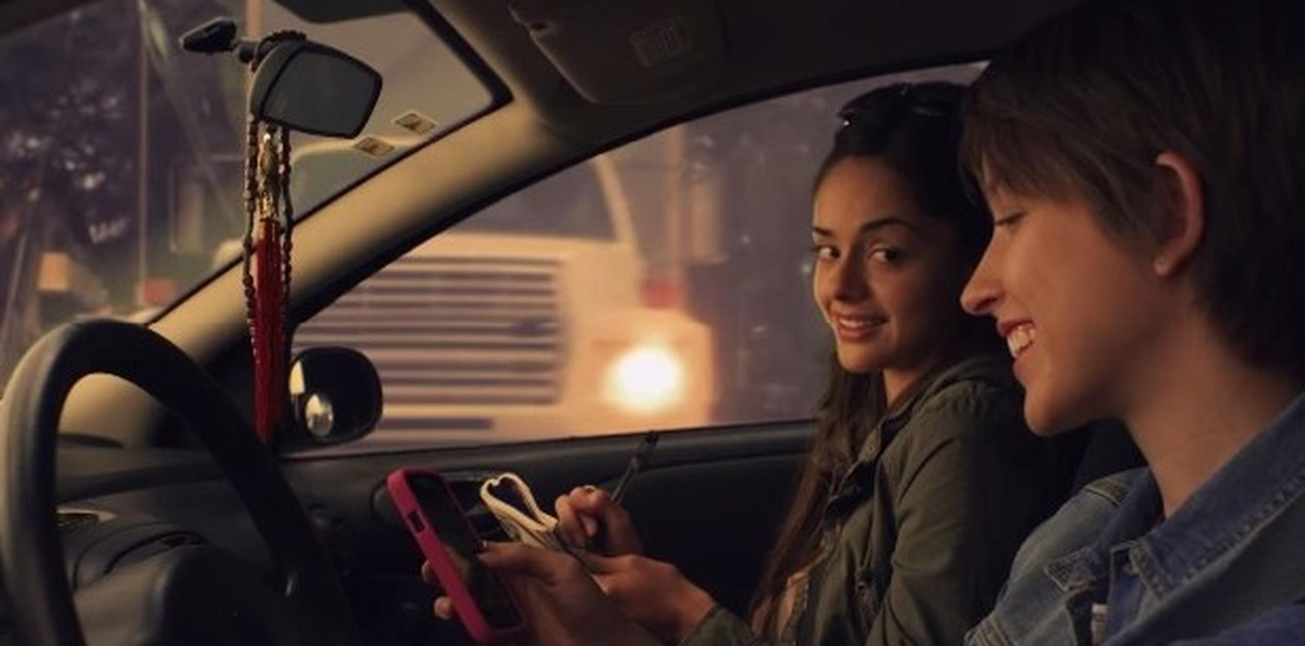 El anuncio de 30 segundos muestra una escena con la que muchos conductores podrían identificarse: una joven "da una ojeada" a su celular mientras conduce su auto. (Captura)