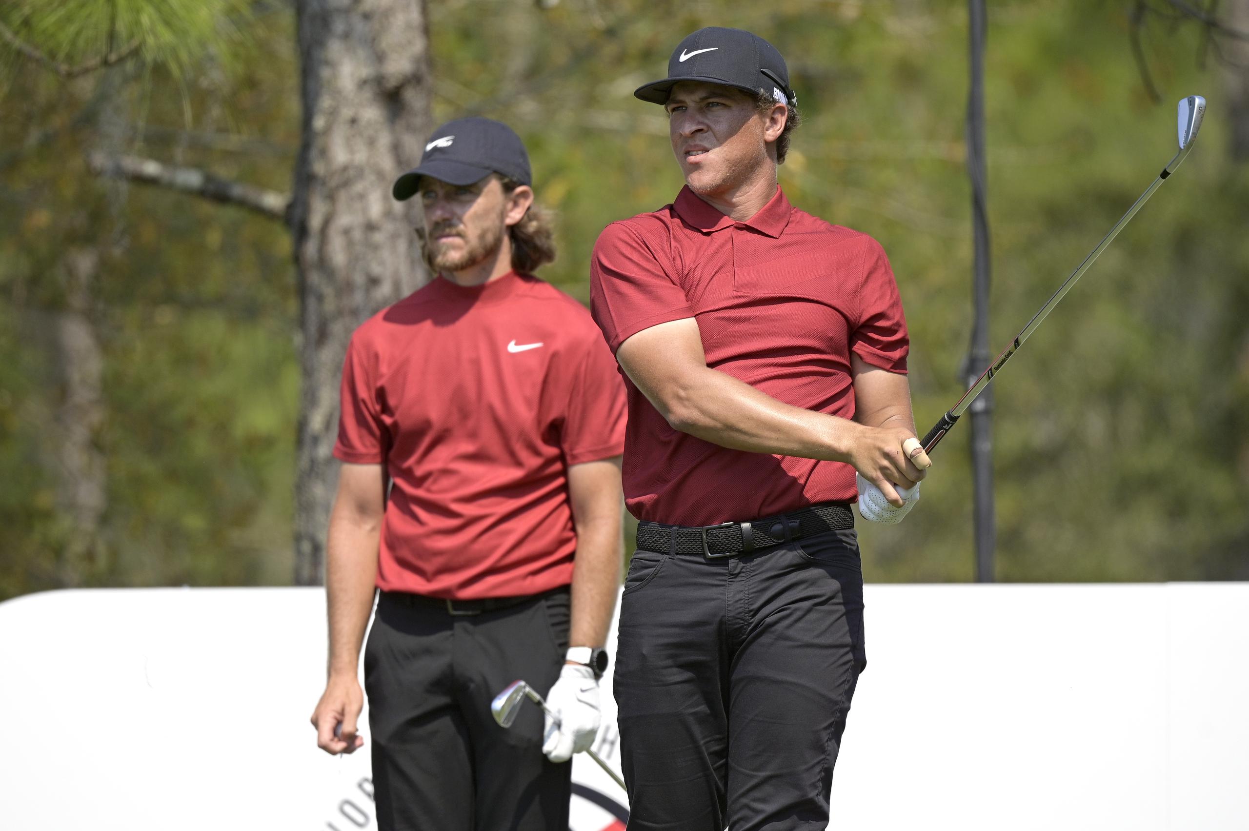 Tommy Fleetwood (izquierda) y Cameron Champ lucieron los colores que tradicionales de Tiger Woods durante la ronda final del  Workday Championship en Bradenton, Florida.