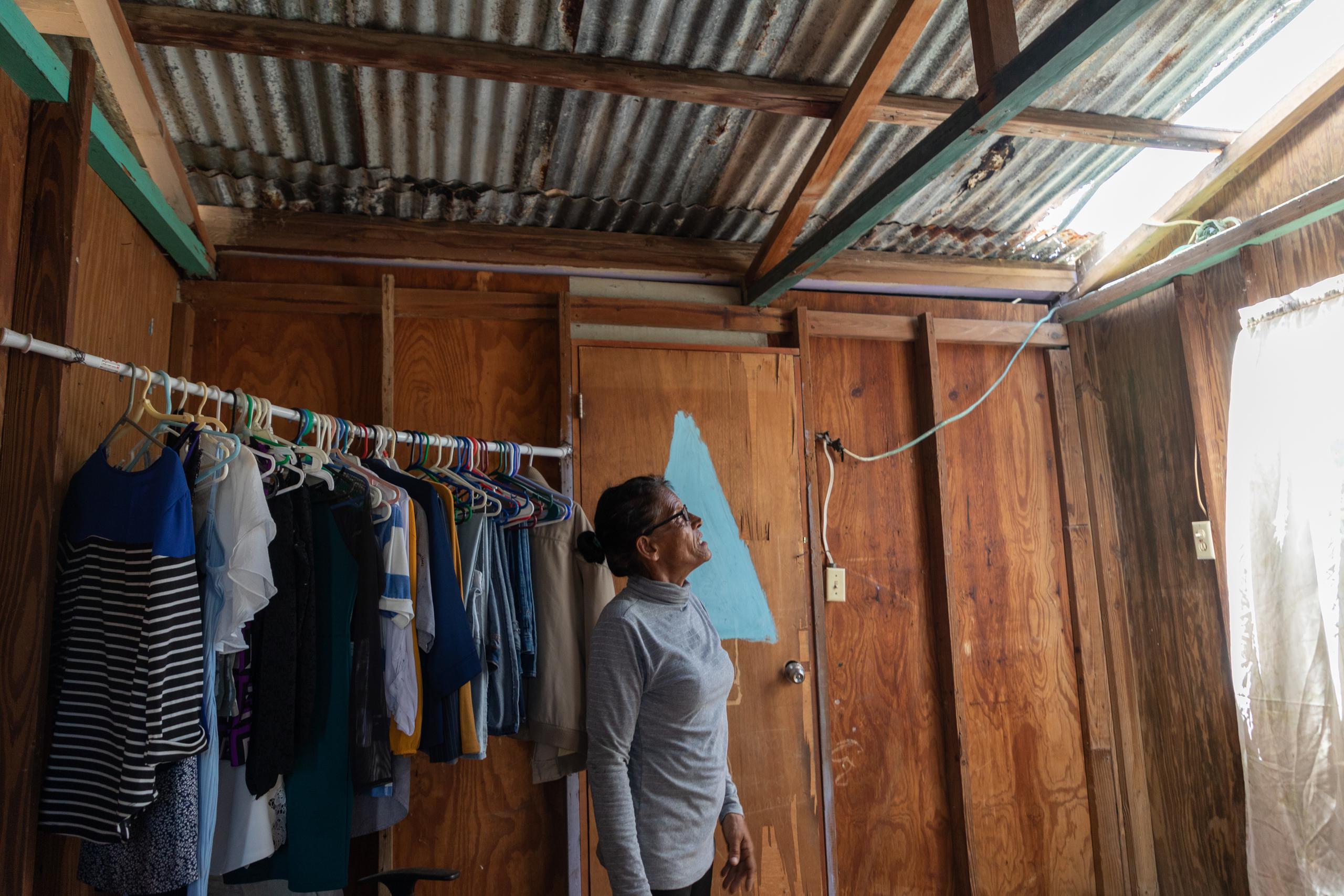 Claribel Santiago Ramos, quien reside en la comunidad El Papayo en Lajas, perdió sus pertenencias y enseres electrodomésticos luego que los vientos y lluvias del huracán Fiona rompieran el techo de su hogar.
