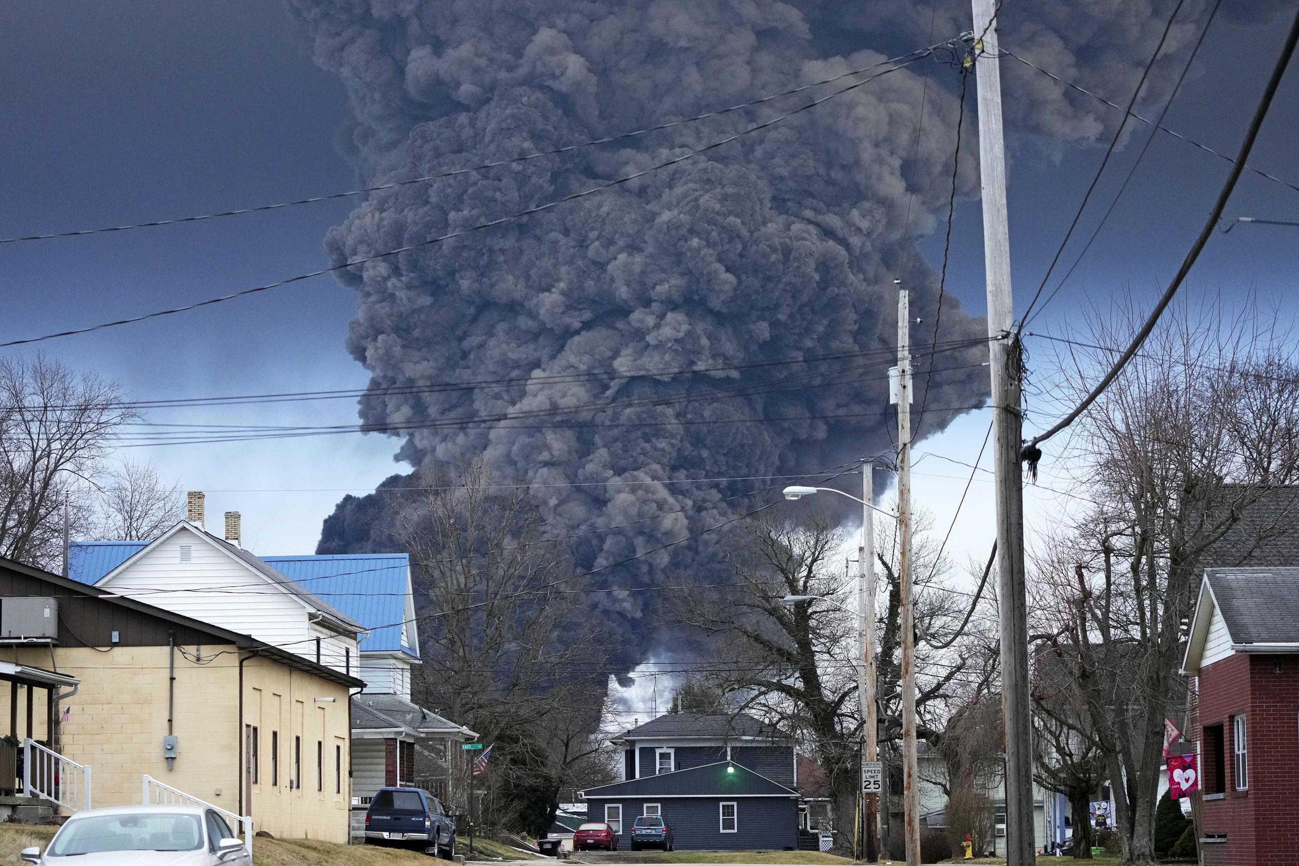 Una columna de humo negro sobre East Palestine, Ohio, el 6 de febrero de 2023, luego de la explosión controlada de una parte de la carga de un tren que se descarriló. (AP Foto/Gene J. Puskar, Archivo)