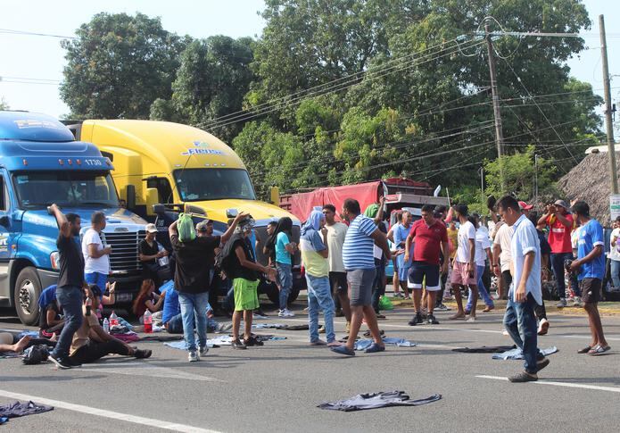 Migrantes centroamericanos bloquearon este martes, una carretera en la ciudad de Tapachula en el estado de Chiapas (México). (EFE/Juan Manuel Blanco)