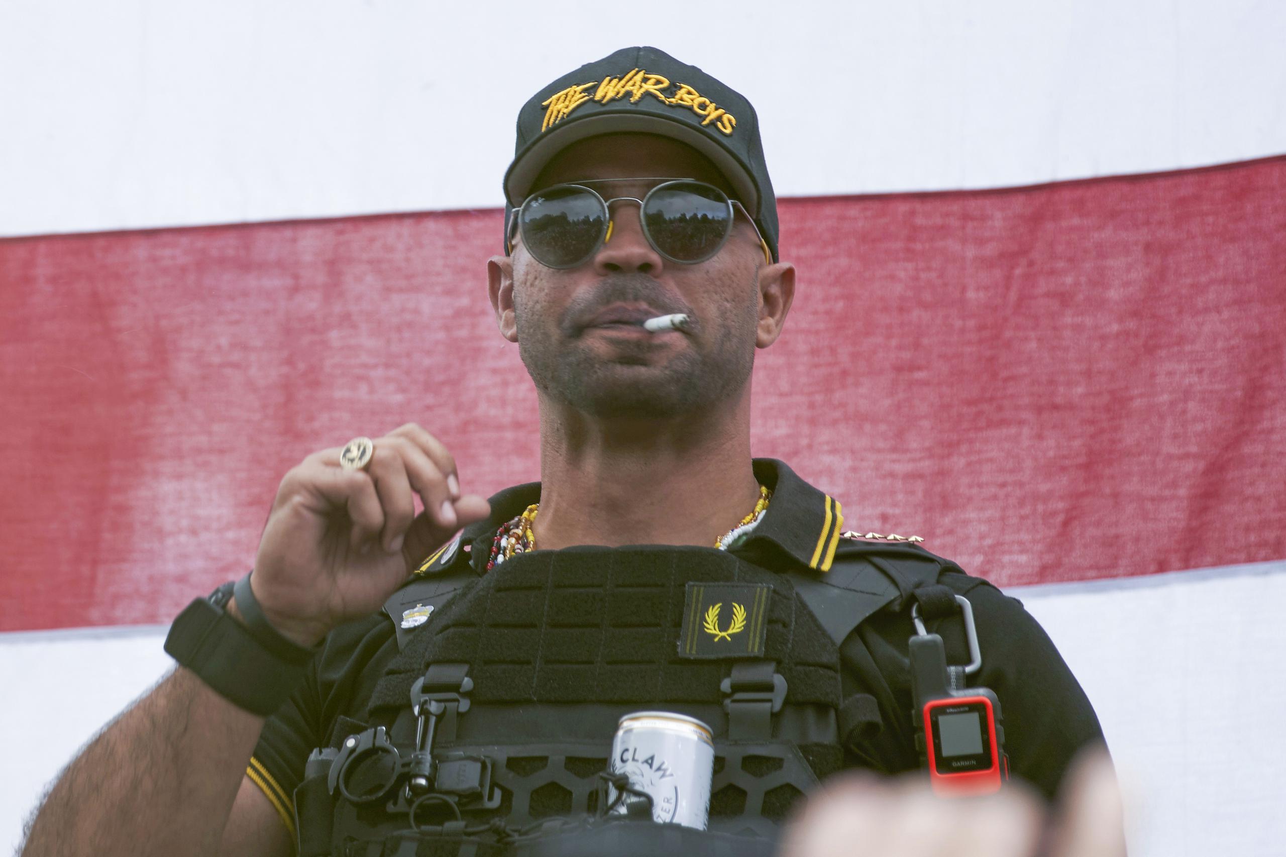 El líder del grupo extremista Proud Boys, Enrique Tarrio, en un mitin en Portland, Oregon, el 26 de septiembre de 2020. Tarrio es uno de los acusados del asalto al Capitolio en enero de 2021. (AP Foto/Allison Dinner, File)