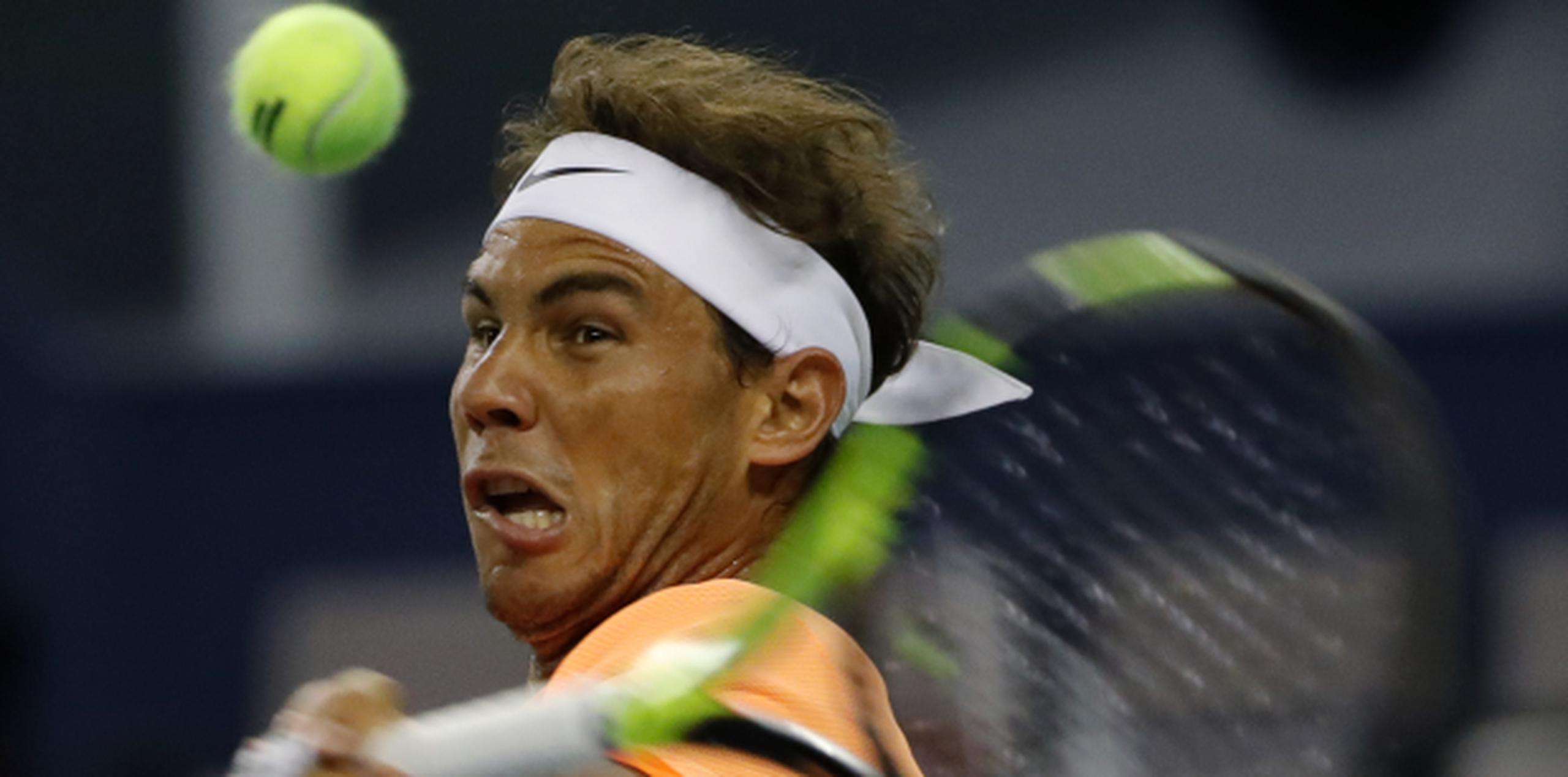 Rafael Nadal en acción en el partido que perdió frente al serbio Viktor Troicki, en el Masters de Shanghai. (AP/Andy Wong)
