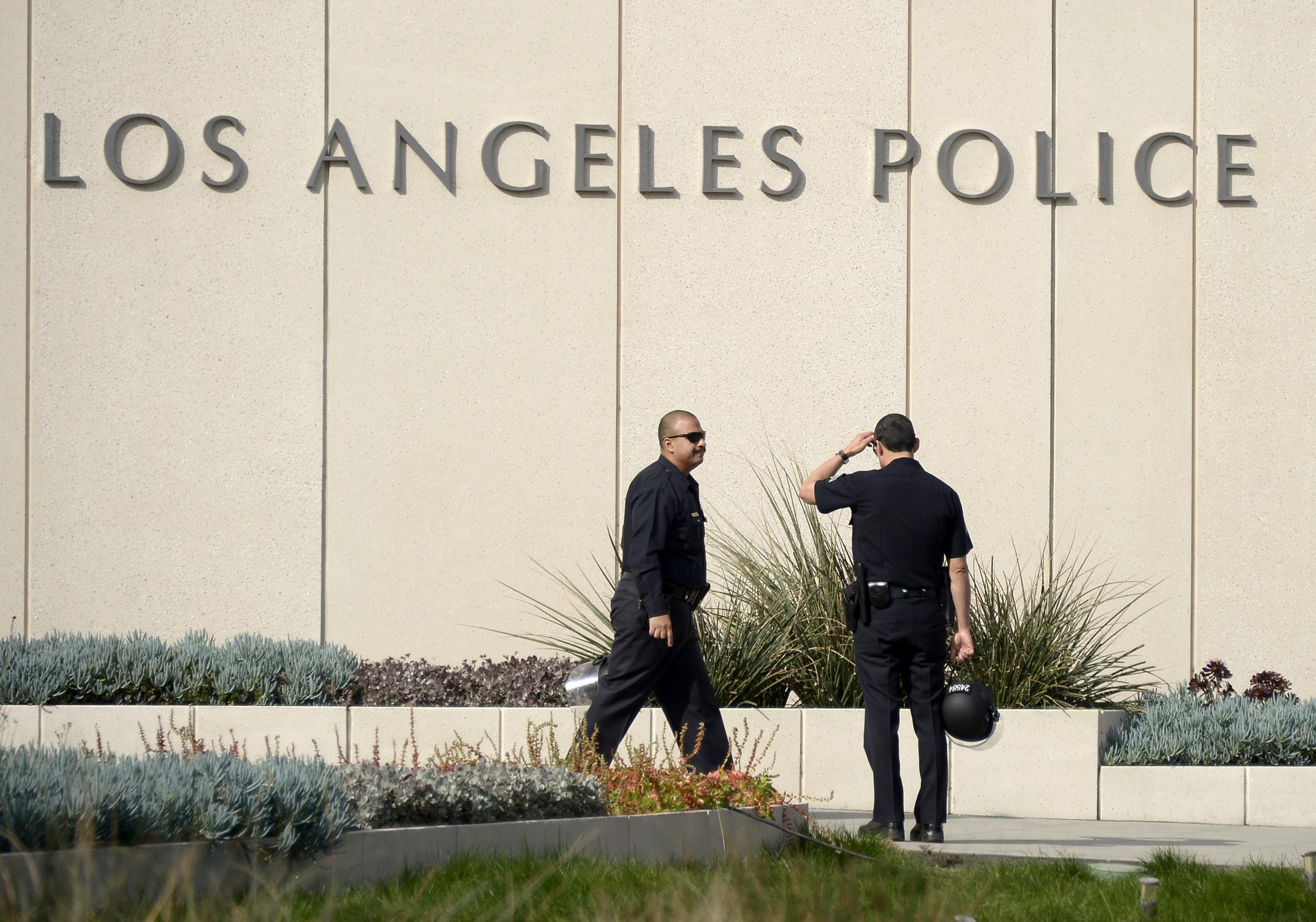 Fotografía de archivo de varios policías del departamento de policía de Los Angeles a las afueras de la comisaría en Los Angeles, California. EFE/Paul Buck
