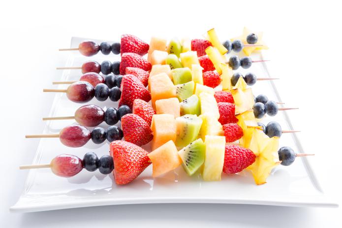 Las frutas se pueden servir enteras o en forma de ensaladas, pinchitos o en paletas de helados.