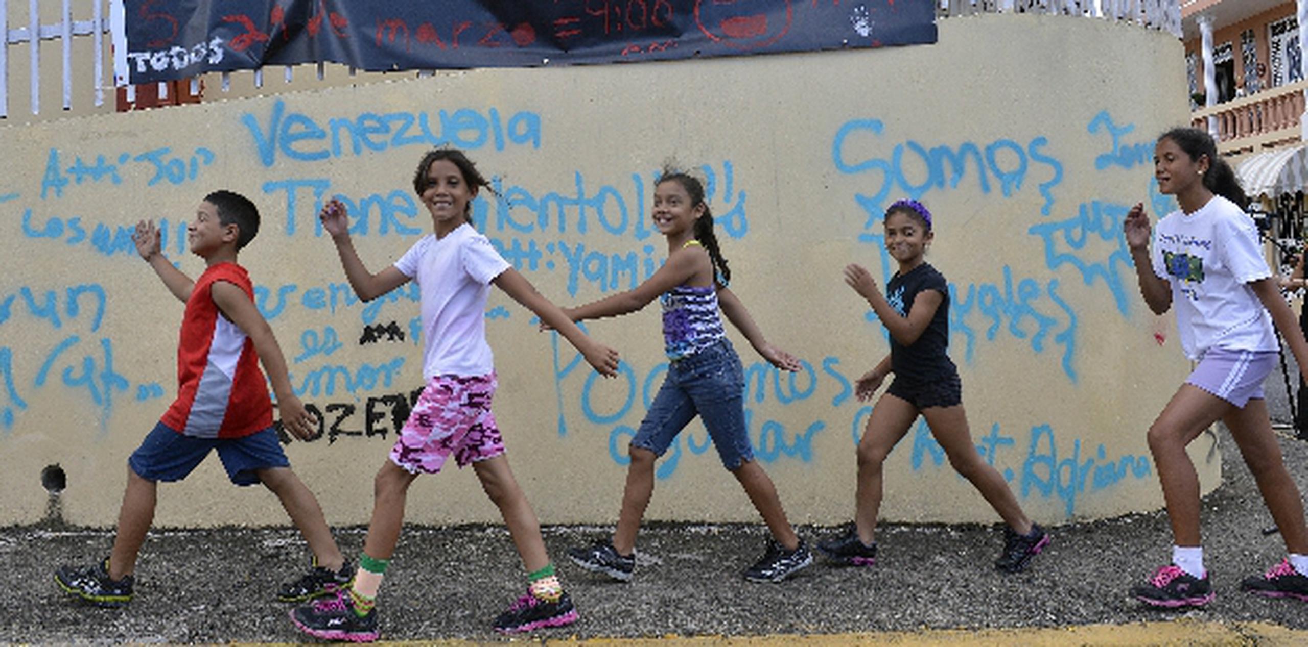 ¡Qué maravilla! Algunos de los niños que participarán en el mural. Ya en las paredes escribieron frases para separar el espacio en el realizarán sus obras. En la foto: Ahiezer Reyes, Fabiola Morales,  Wileshka Reyes, Taisha García y Dara López.  (jose.rodriguez1@gfrmedia.com)