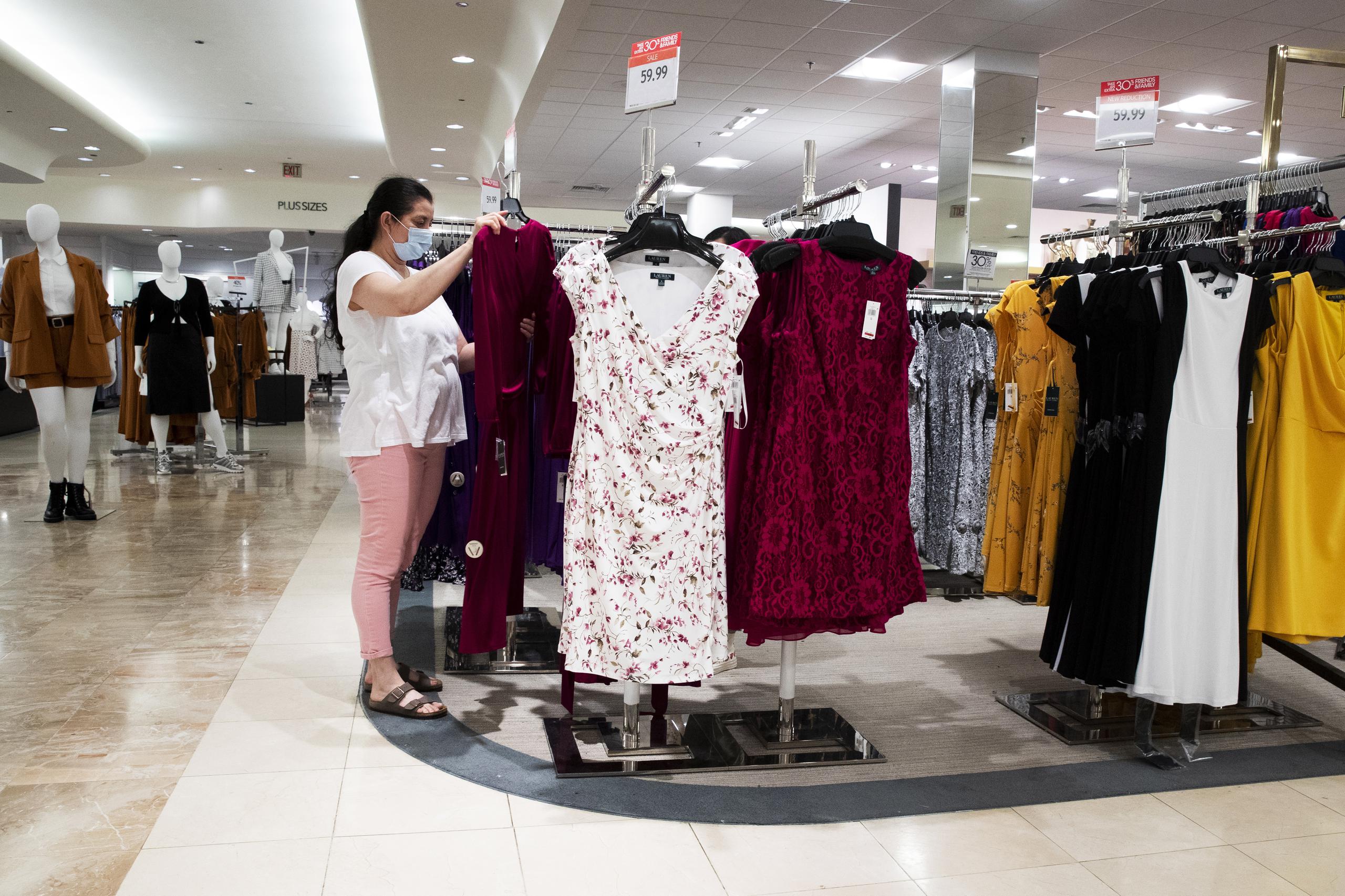 Una mujer hace compras en un centro comercial de Estados Unidos. (Archivo/EFE/Michael Reynolds)