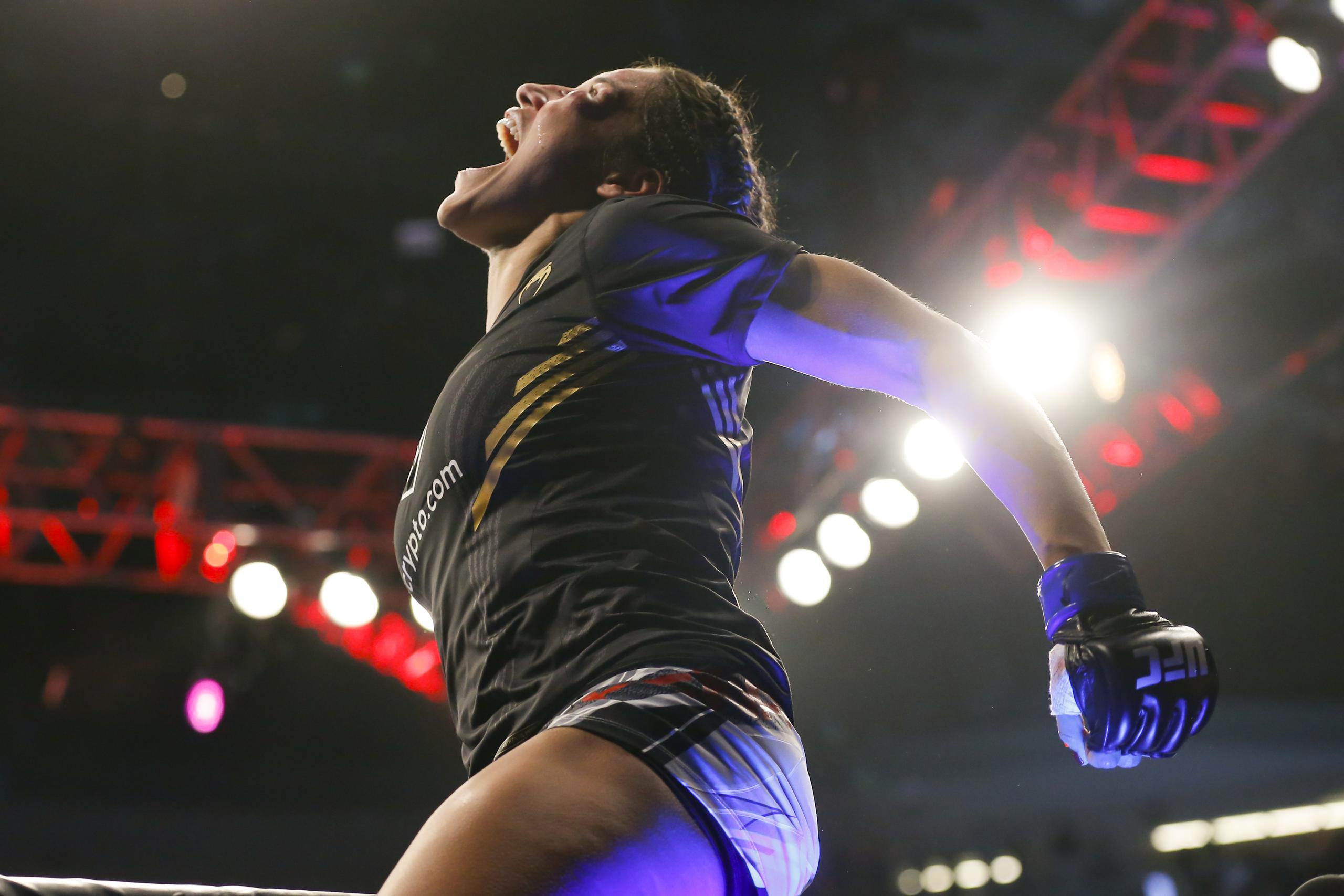 Julianna Peña tras derrotar a Amanda Nunes en el evento UFC 269, el sábado, 11 de diciembre. (AP Photo/Chase Stevens)