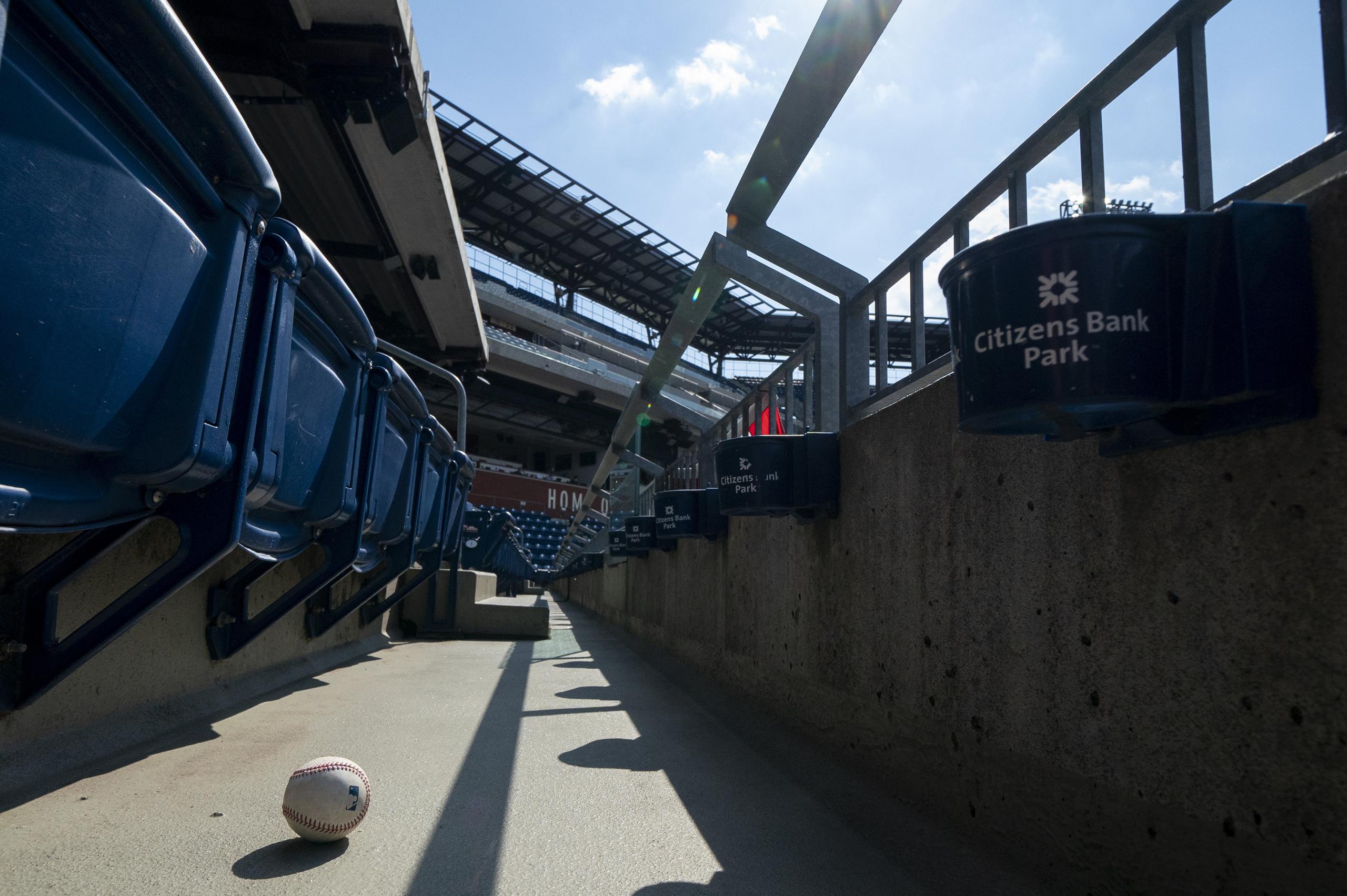 Una pelota aparece en la grada del estadio Citizens Ball Park de Filadelfia en el que jugaron este pasado fin de semana los Marlins.