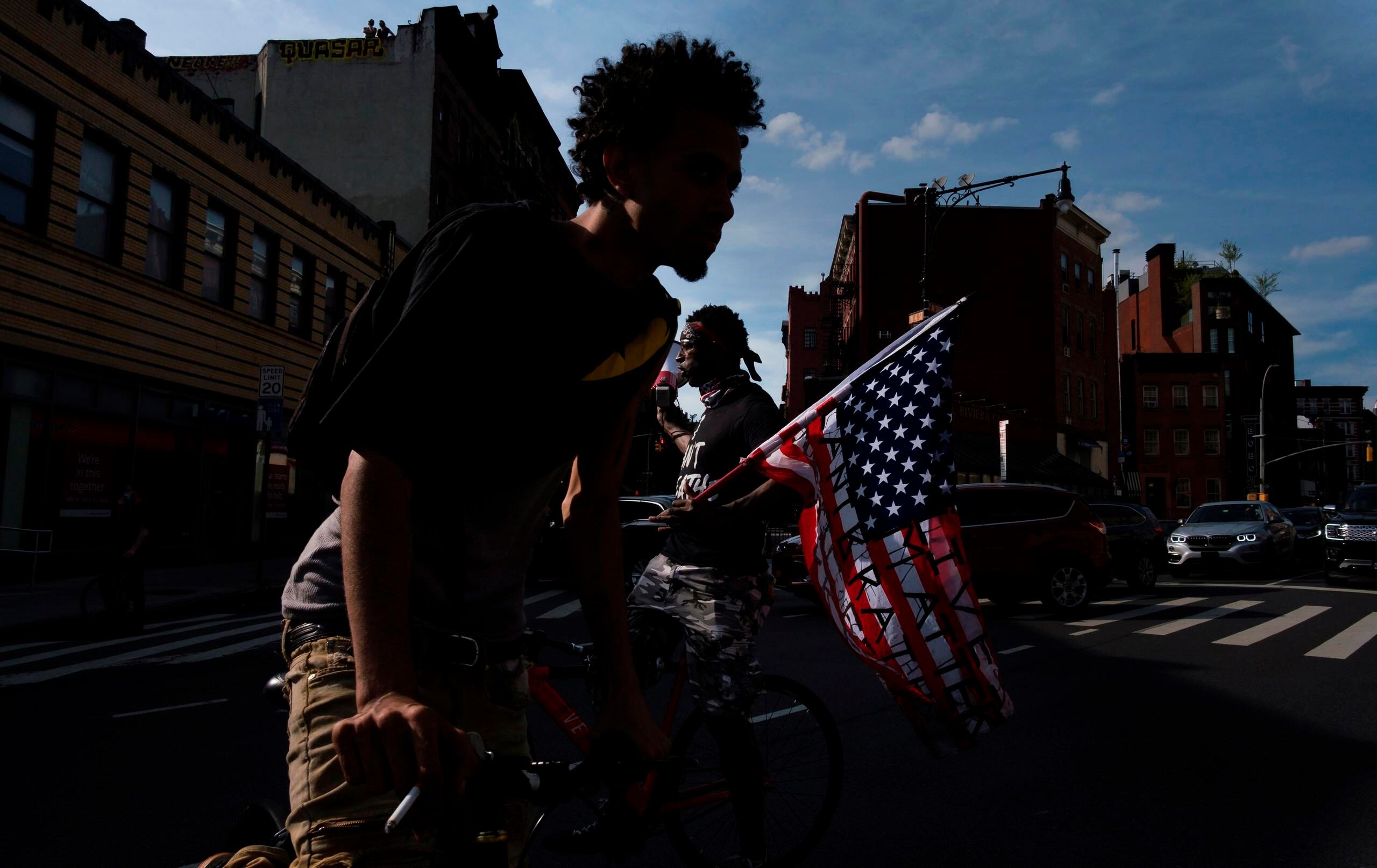 Ciclista bloquea el tráfico en la Séptima Avenida durante una protesta del "Black Lives Matter" contra la brutalidad policíaca en New York