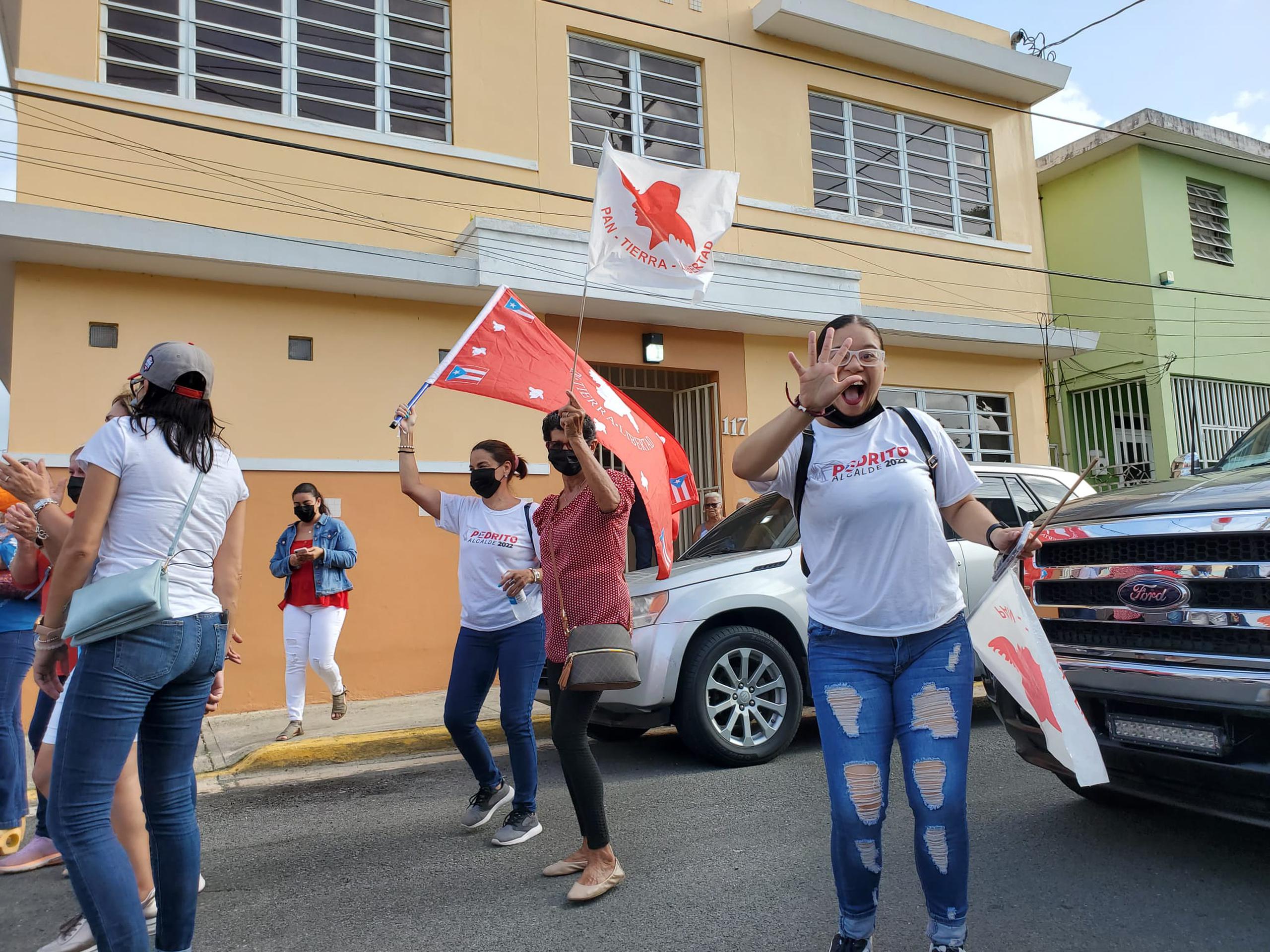 Simpatizantes celebran el triunfo de Pedro Rodríguez en la elección especial de Trujillo Alto.