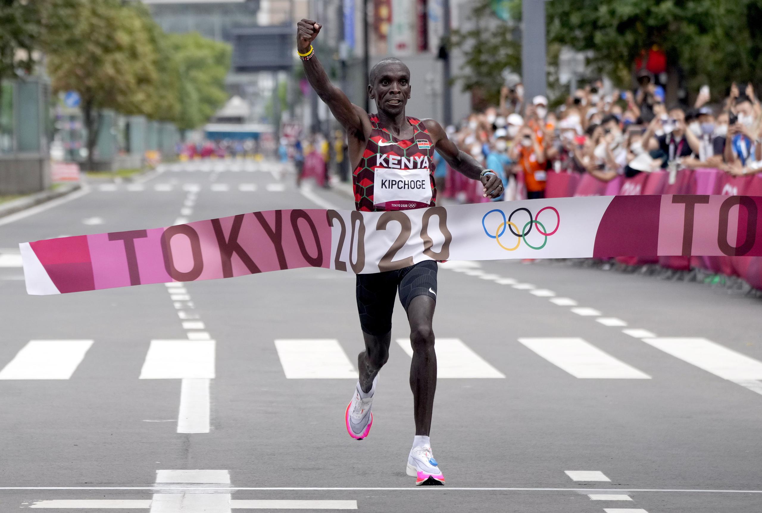 Con una amplia ventaja, el keniano Eliud Kipchoge cruzó la meta de la maratón con tiempo de 2:08.38. Es solo el tercer competidor que gana la maratón en ediciones consecutivas en la historia.