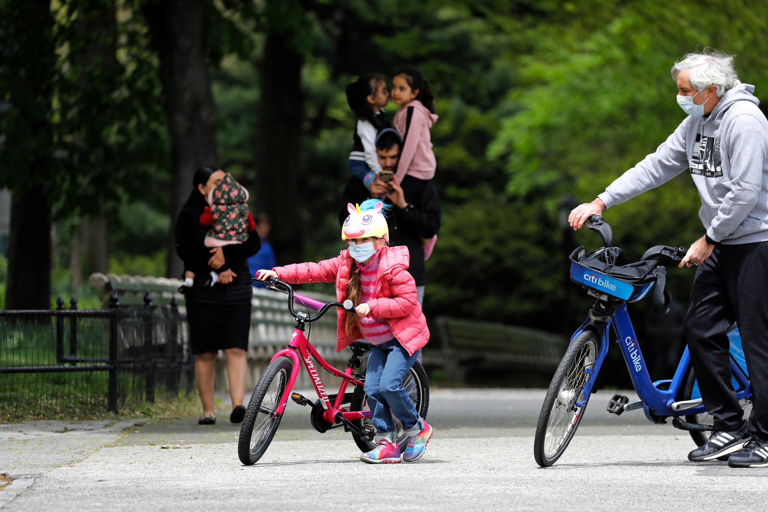Adultos y niños en el Central Park de Nueva York