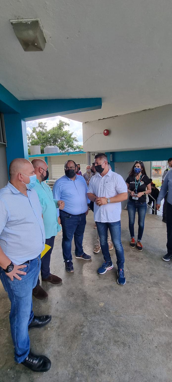 El representante popular Eladio "Layito" Carrión (derecha, de camisa blanca) también halagó la apertura y cooperación del reciente secretario designado de Educación.