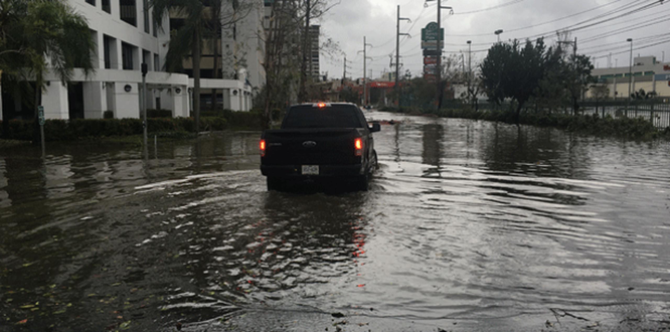 Área inundada en San Patricio Plaza, en Guaynabo (Para Primera Hora / Rafael Lama)