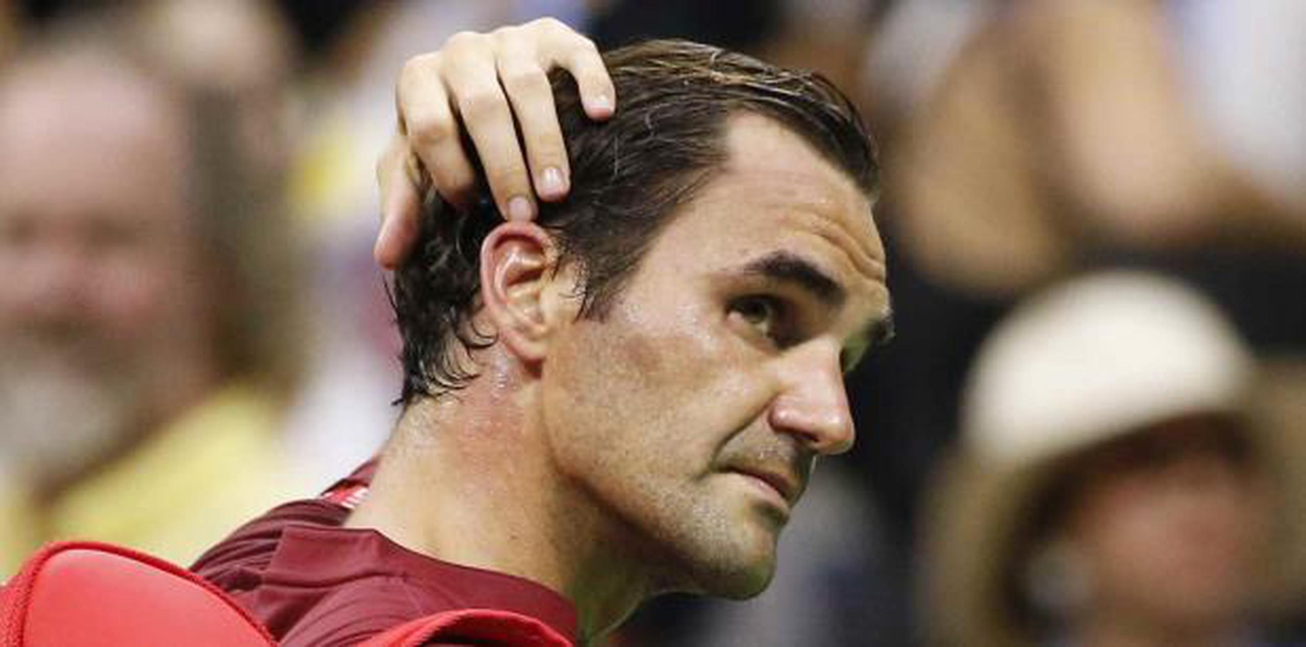 Federer fue eliminado por primera vez en su carrera por un rival que no estaba entre los 50 mejores tenistas de la ATP.  (AP)