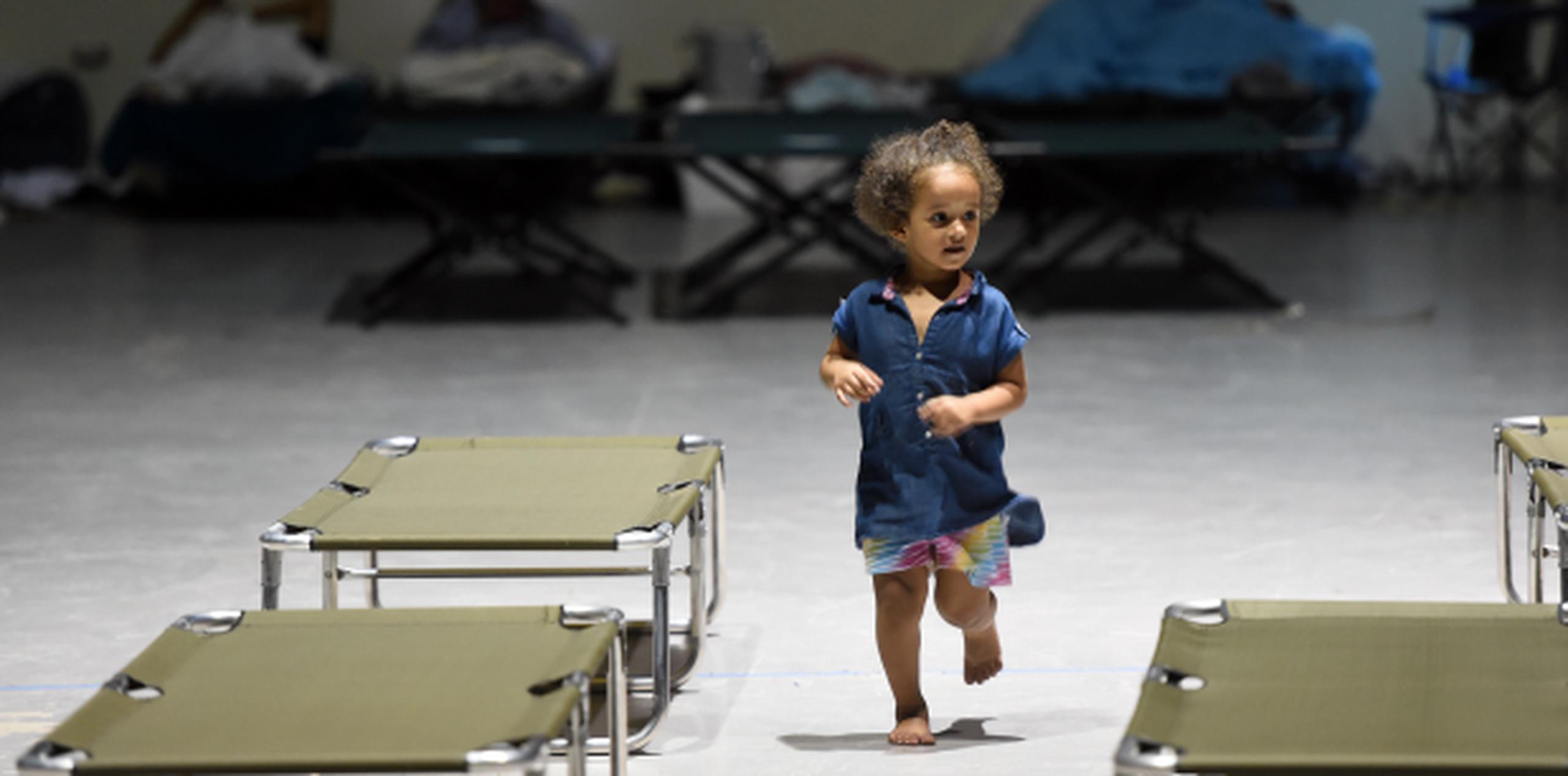 La niña Joarylisse Martinez, caminando por el coliseo Humacao Arena, es una de las sobre 10,000 refugiadas por el paso de María. (andre.kang@gfrmedia.com)
