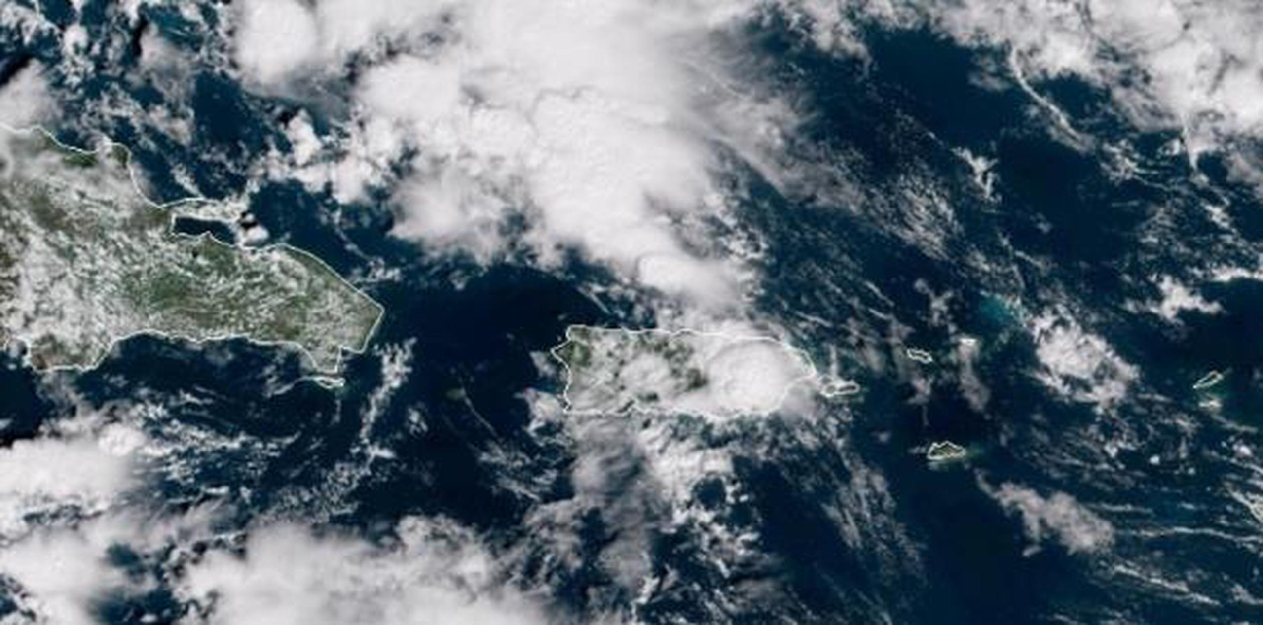 Imagen del satélite Goes-East en el que se observa la humedad que hay sobre la Isla. (Captura / NOAA)