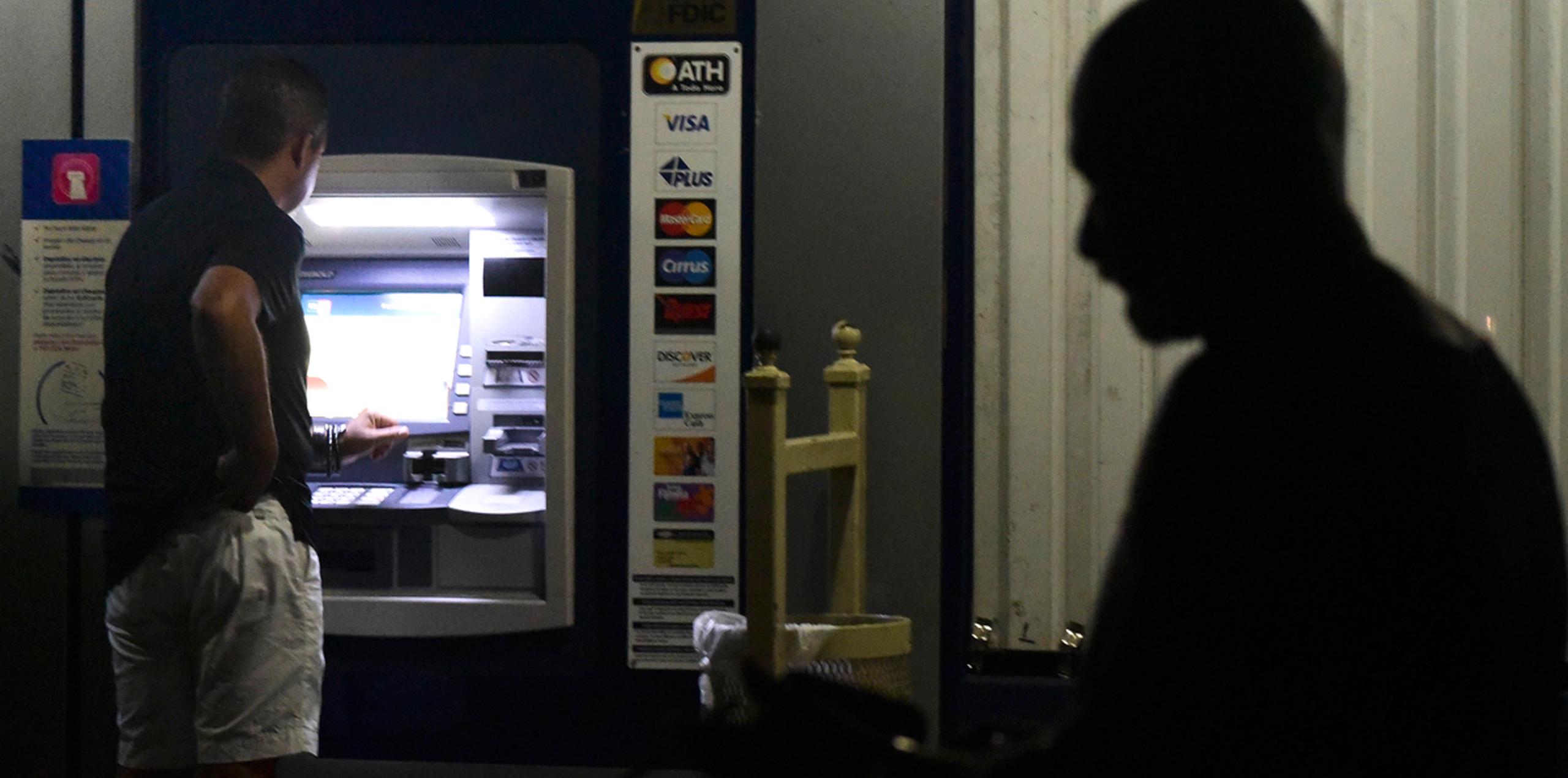 Clientes del Banco Popular esperan en una sucursal del Carolina Shopping Court para retirar dinero. (AP / Carlos Giusti)