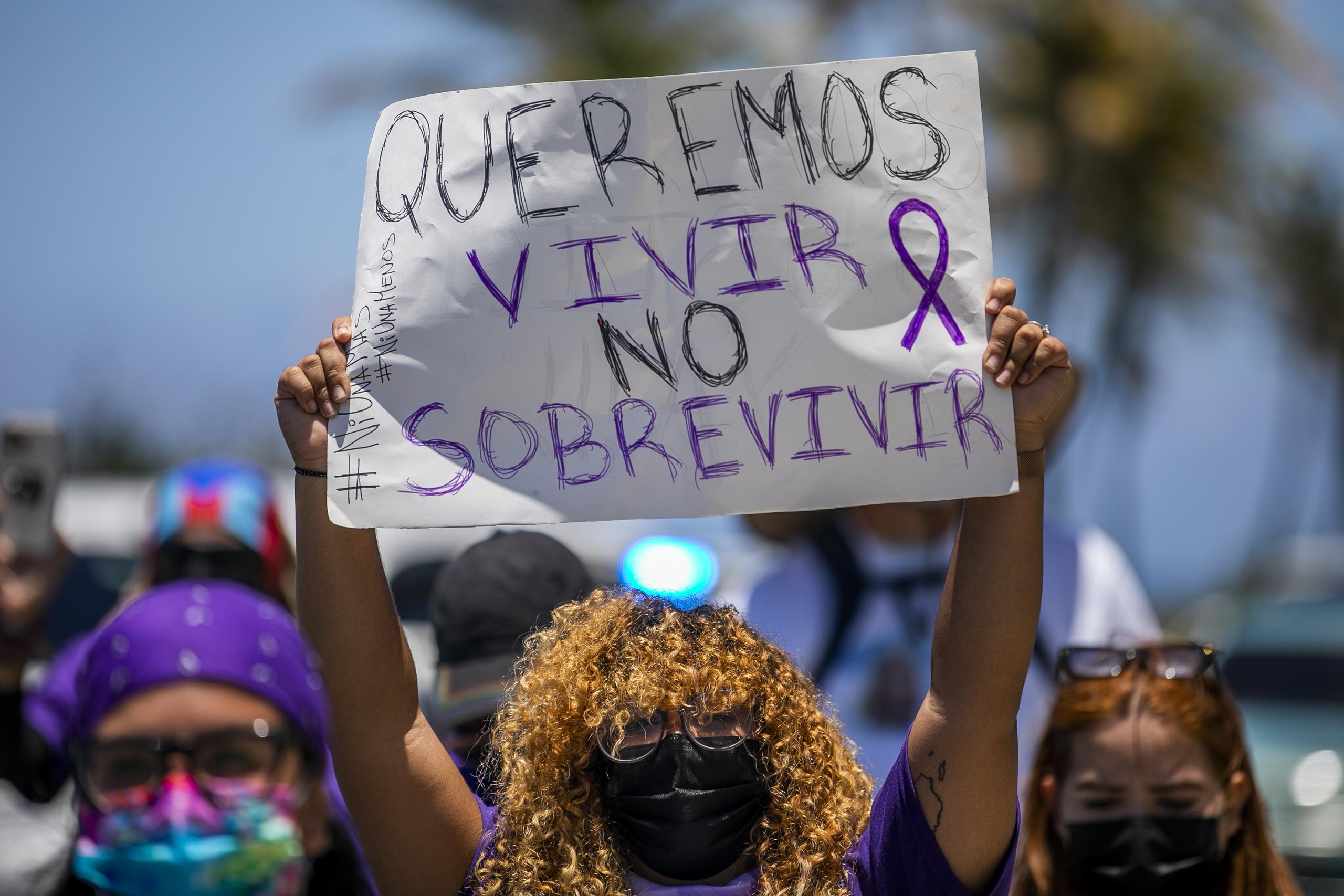 Grupo de madres y mujeres marchan hacia el capitolio para reclamar sobre asesinatos y feminicidios sin esclarecer, por fallas en el sistema judicial.