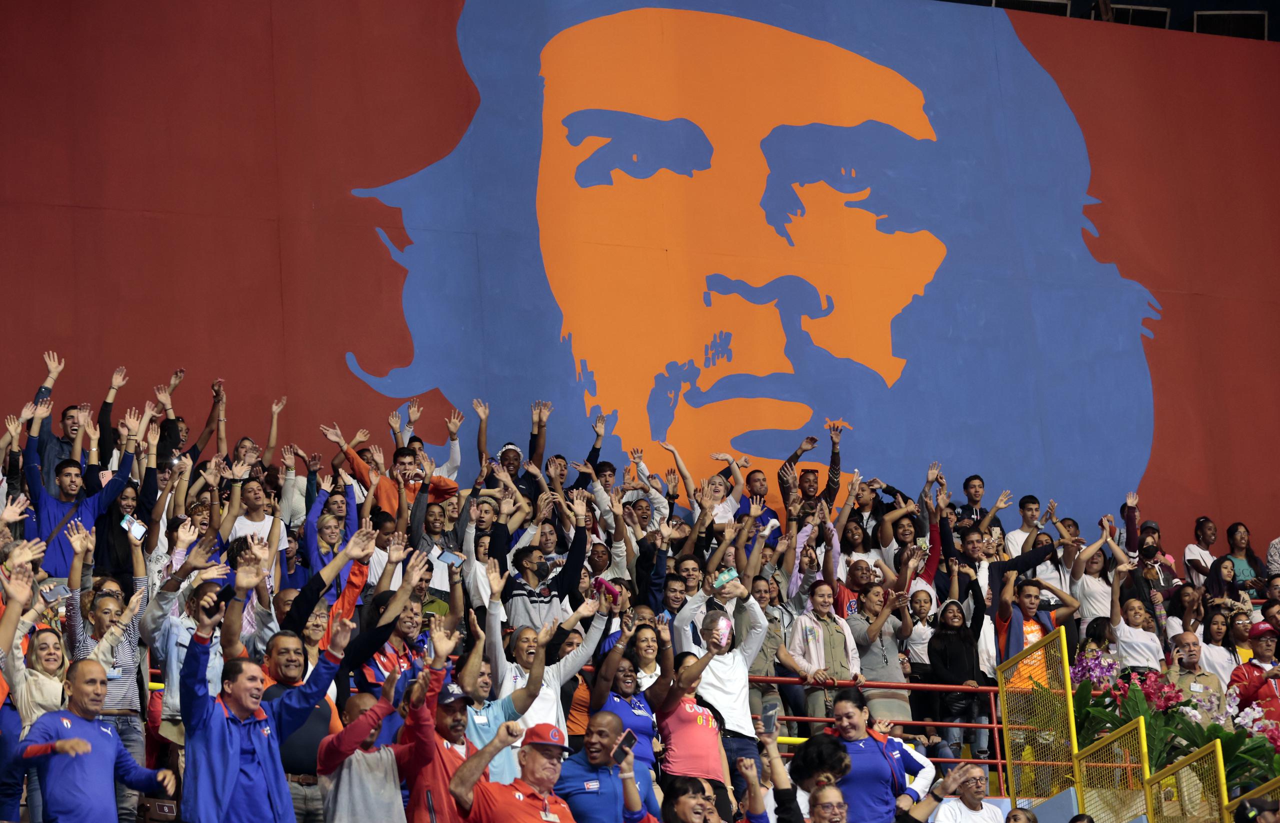 El coliseo de la ciudad deportiva de La Habana estuvo repleto de aficionados que celebraban el retorno de Cuba a los últimos cuatro del Clásico Mundial. 