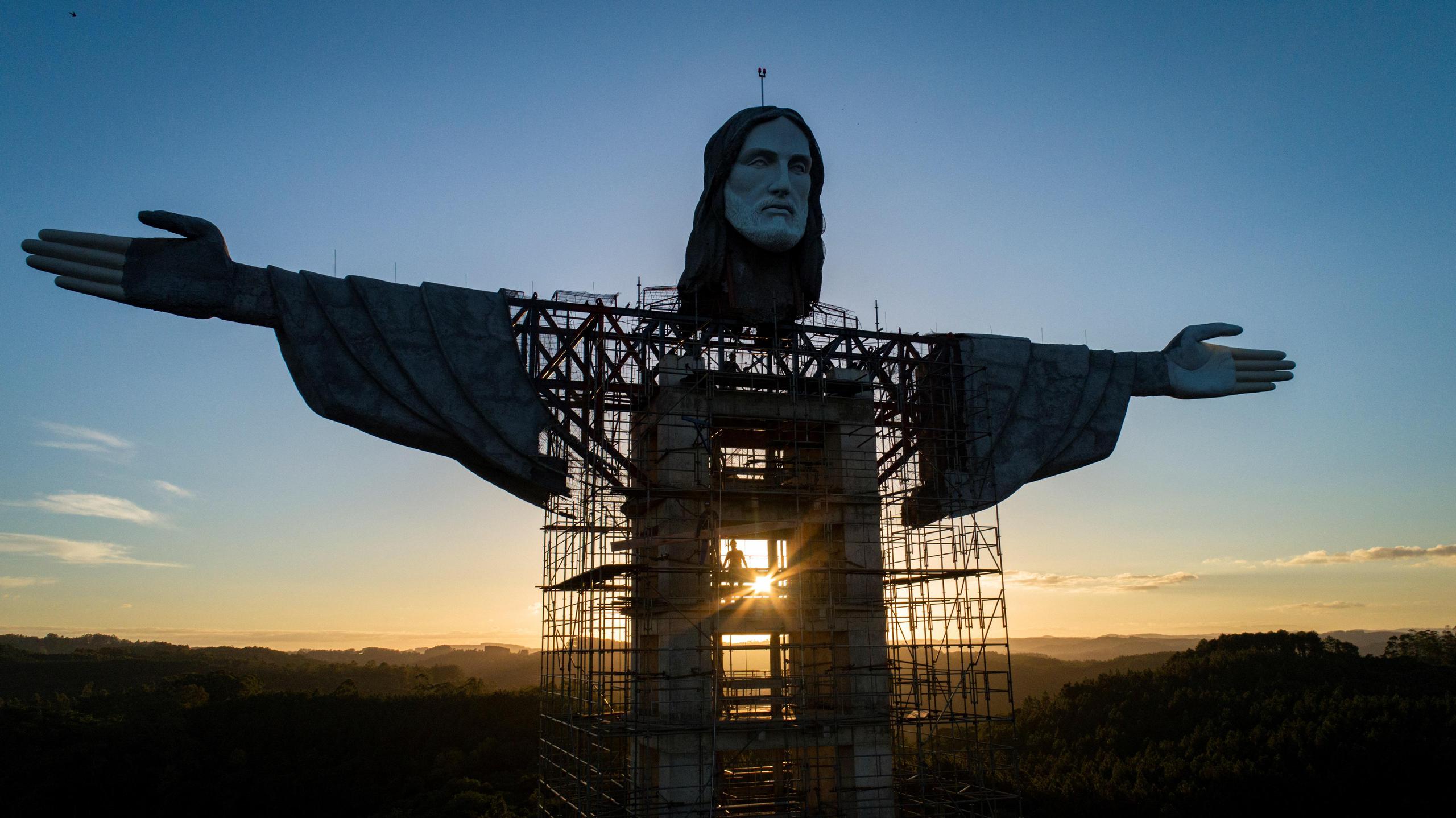 Esta estatua es promocionada como una de las "mayores del mundo" en homenaje a Jesús de Nazaret, tras una similar inaugurada en 2010 en la ciudad polaca de Swiebodzin, que mide 52 metros, y como "la más alta de Brasil" con cinco metros más que el Cristo Redentor de Río de Janeiro.