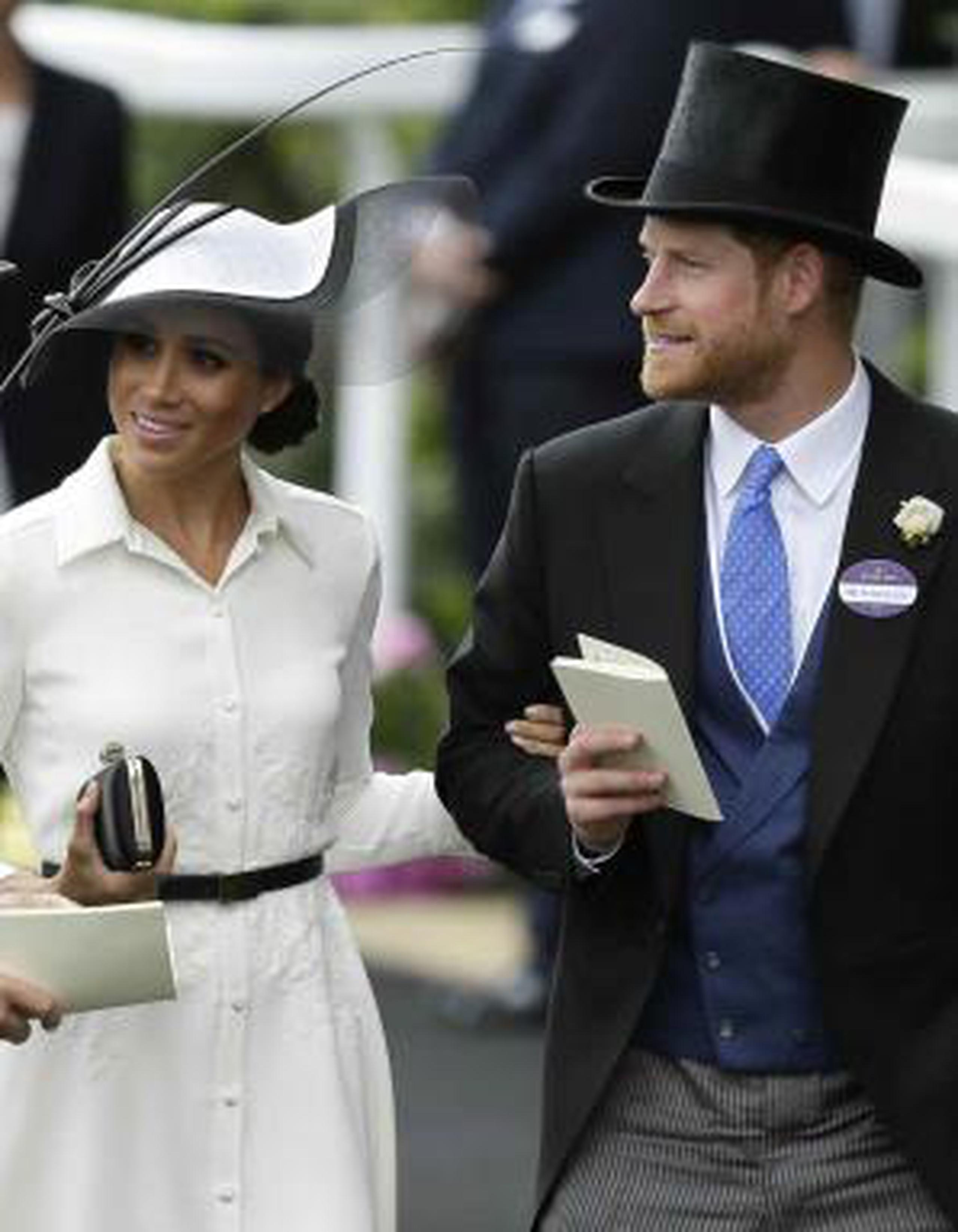 "Su alteza real el Duke y la Duquesa de Sussex se complacen de anunciar que la Duquesa de Sussex está esperando un bebé en esta [primera de 2019", informó el Palacio de Kensington. (AP)

