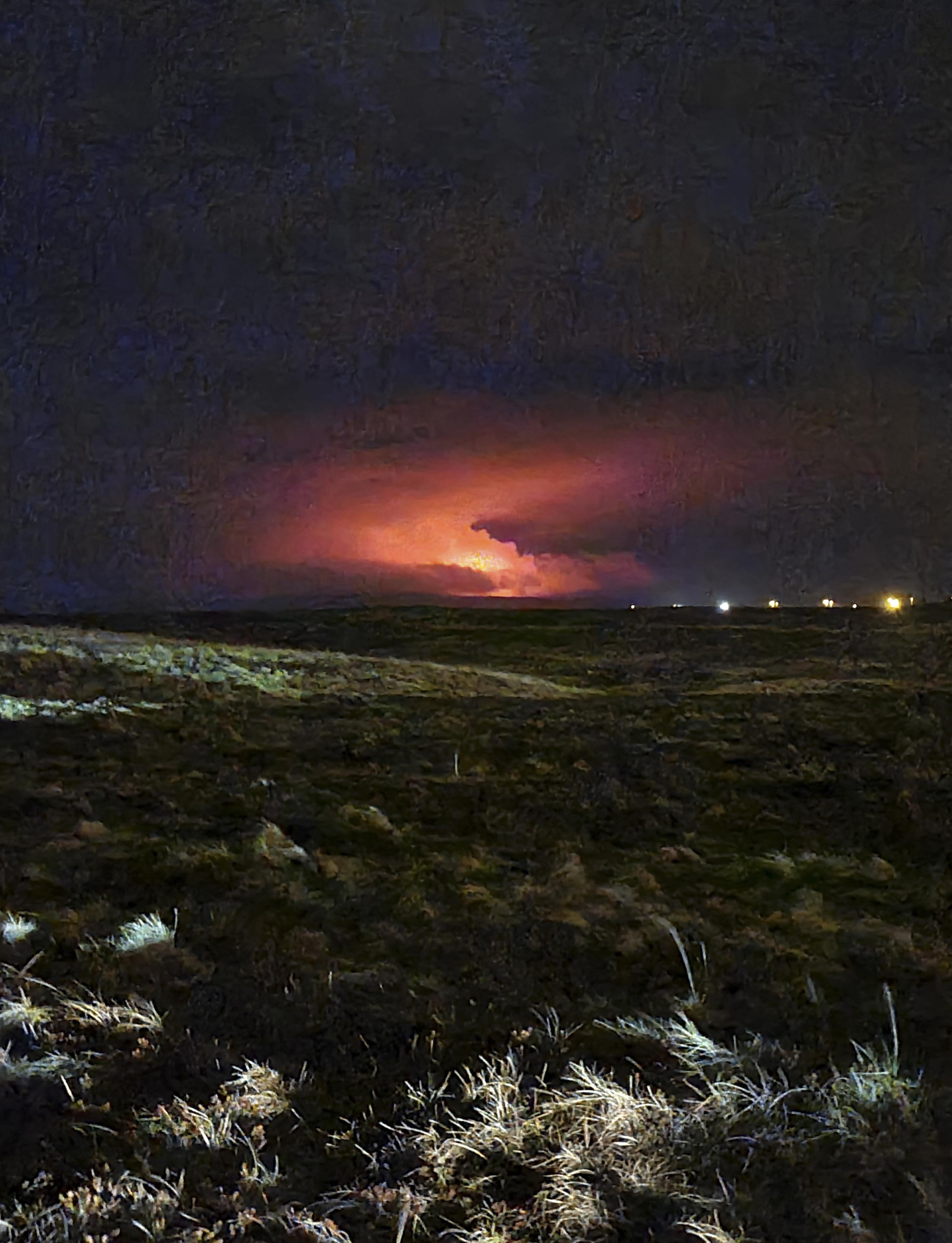 El cielo nocturno brilla tras la erupción de un volcán en la península Reykjanes de Islandia, no lejos de la capital Reikiavik.