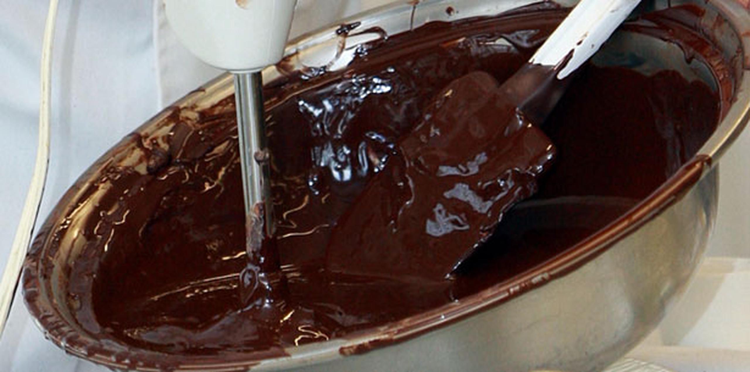 La recomendación de los especialistas es consumir diariamente no más de 30 gramos de chocolate -algo así como una caja de fósforos.(Archivo)