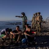Migrantes intentan nadar de Marruecos a enclave español