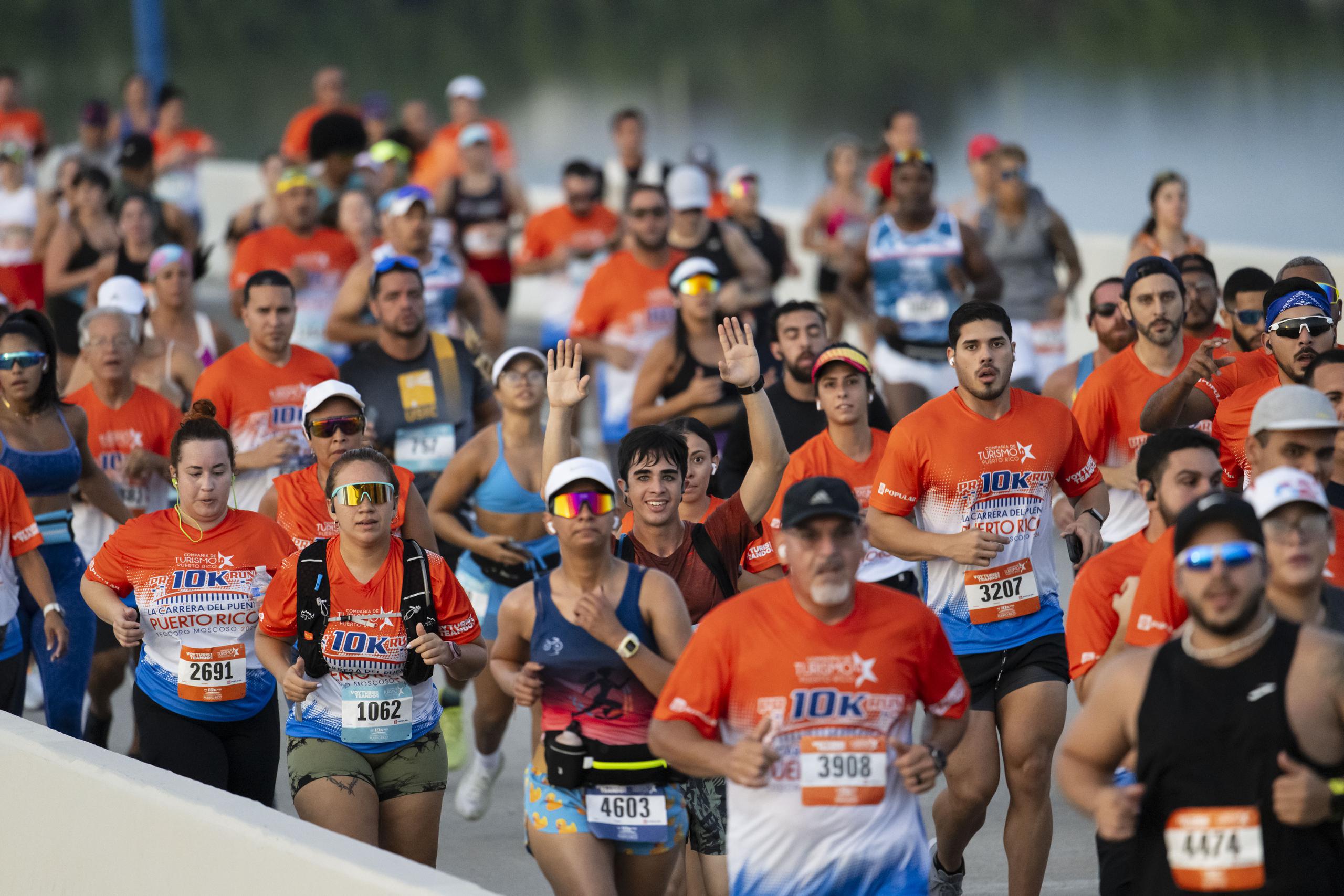Cientos de miles de joggers formaron gran parte de los 5,223 paricipantes que cruzaron la meta en el Puerto Rico 10K Run.