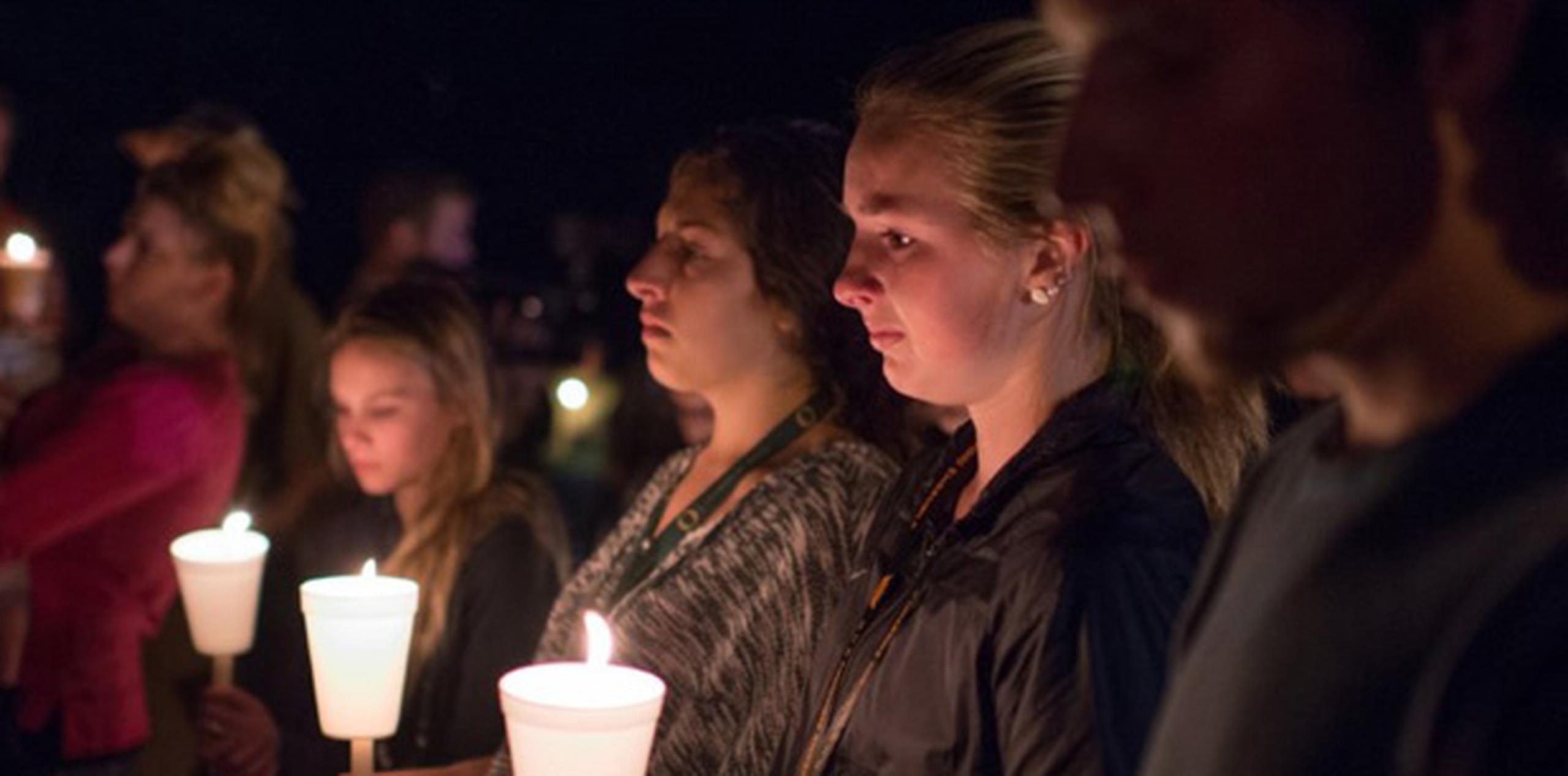 Cientos de personas acudieron el jueves por la noche a una vigilia con velas en Roseburg en memoria de las víctimas. (AFP)