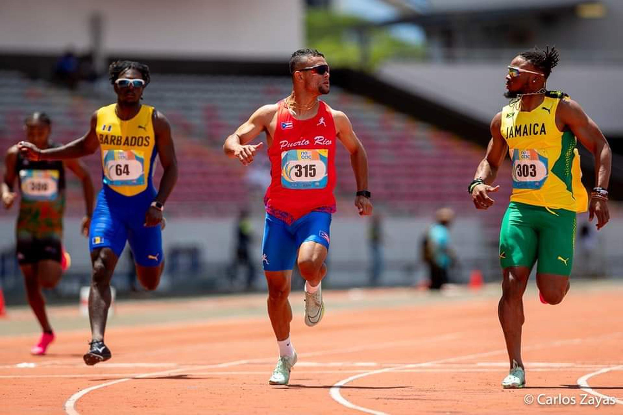 Este es el momento captado por el fotógrafo Carlos Zayas Zayas en que Diego González, al centro, cruza la meta con una nueva marca nacional adulta para Puerto Rico en los 100 metros. La carrera fue el Campeonato Nacac U23 en San José, Costa Rica.