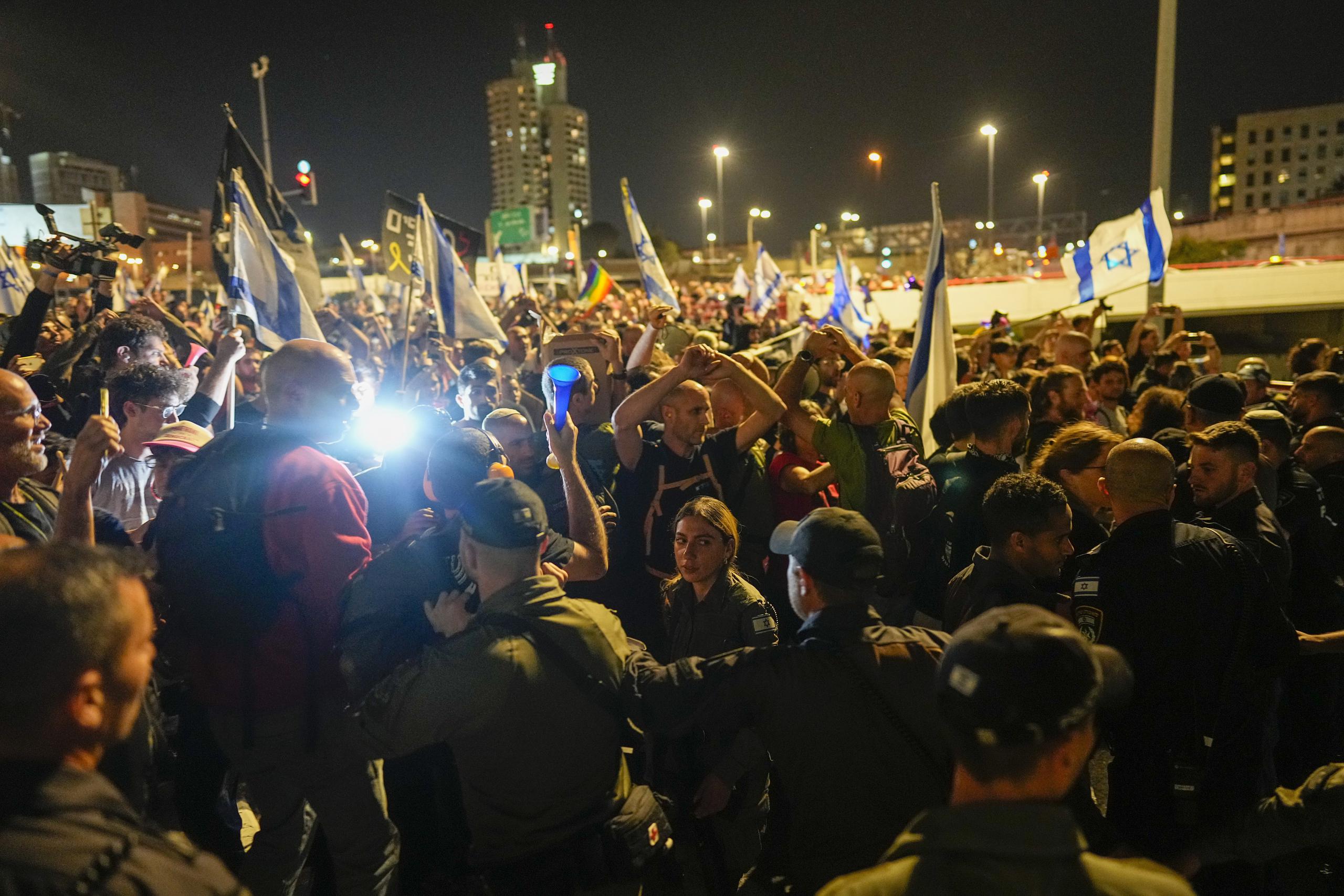 Policías tratan de disolver una protesta contra el gobierno del primer ministro israelí Benjamin Netanyahu y para exigir la liberación de rehenes retenidos por el grupo miliciano Hamás en la Franja de Gaza, afuera del Parlamento de Israel, el domingo 31 de marzo de 2024, en Jerusalén. (AP Foto/Ohad Zwigenberg)