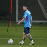 A tres días de su primer juego, Messi entrena al margen nuevamente