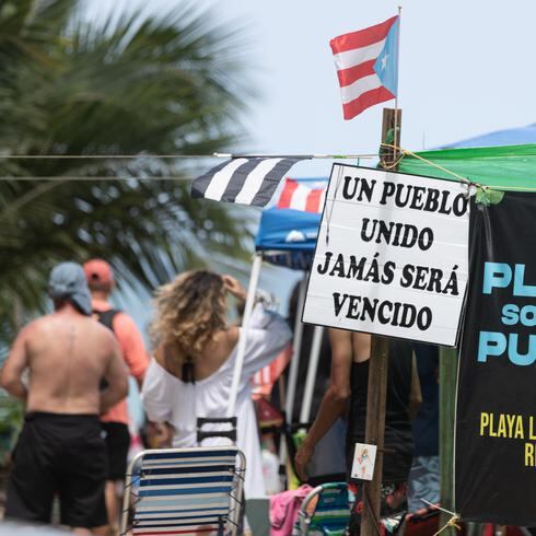 FOTOS: Así fue la manifestación en la playa Los Almendos en Rincón