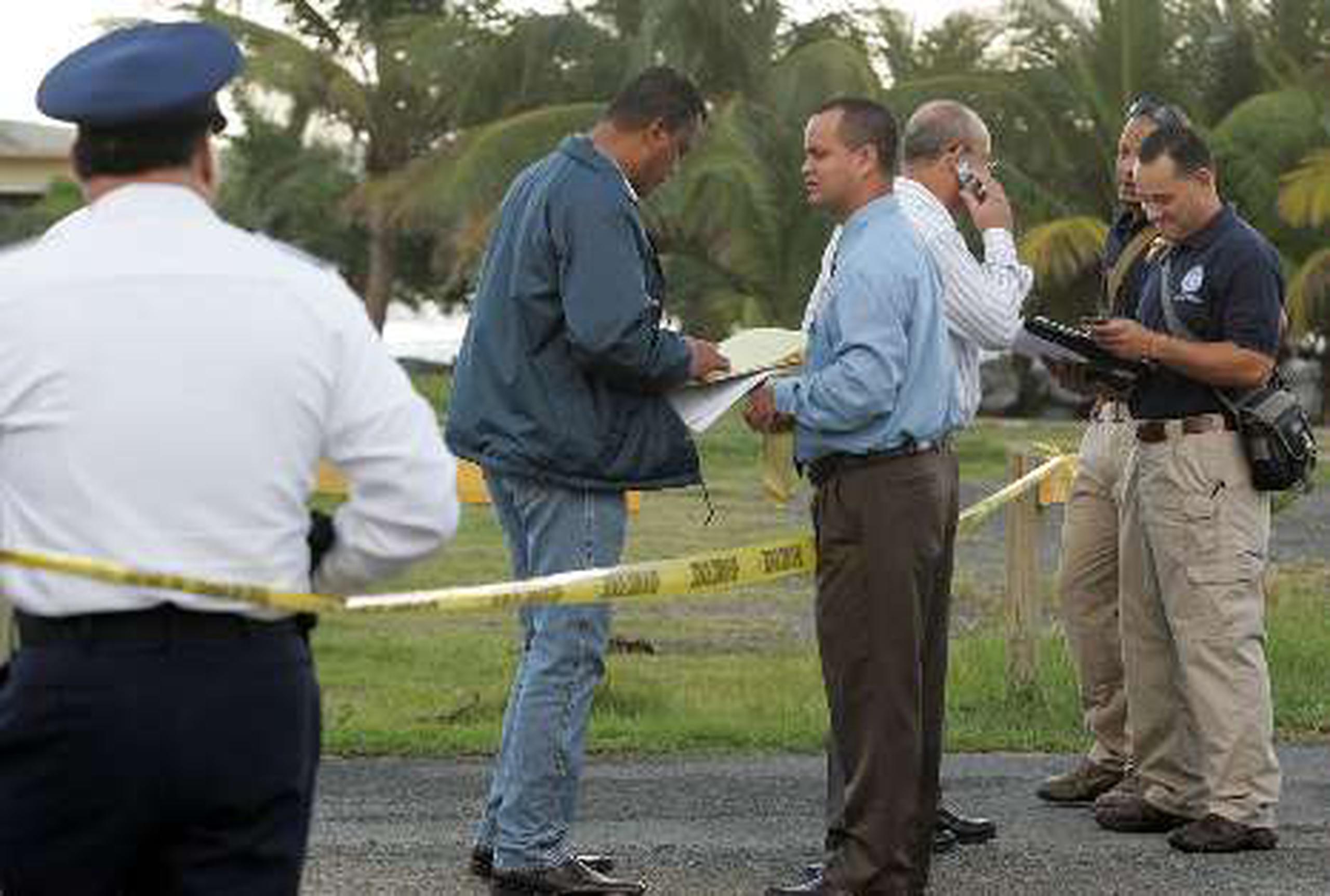  Agentes estatales y federales trabajan en la pesquisa sobre el robo en el polígono de Isla de Cabras.&nbsp;<font color="yellow">(Primera Hora / Teresa Canino Rivera)</font>