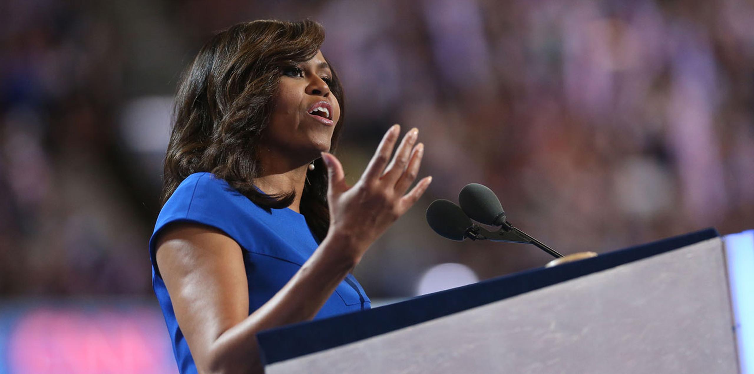 Michelle Obama ofreció la apasionada llamada a la acción de una madre y ofreció al país a Clinton como una mujer con corazón. (AP)