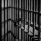 Encarcelan hombre acusado por patrón de maltrato contra su pareja