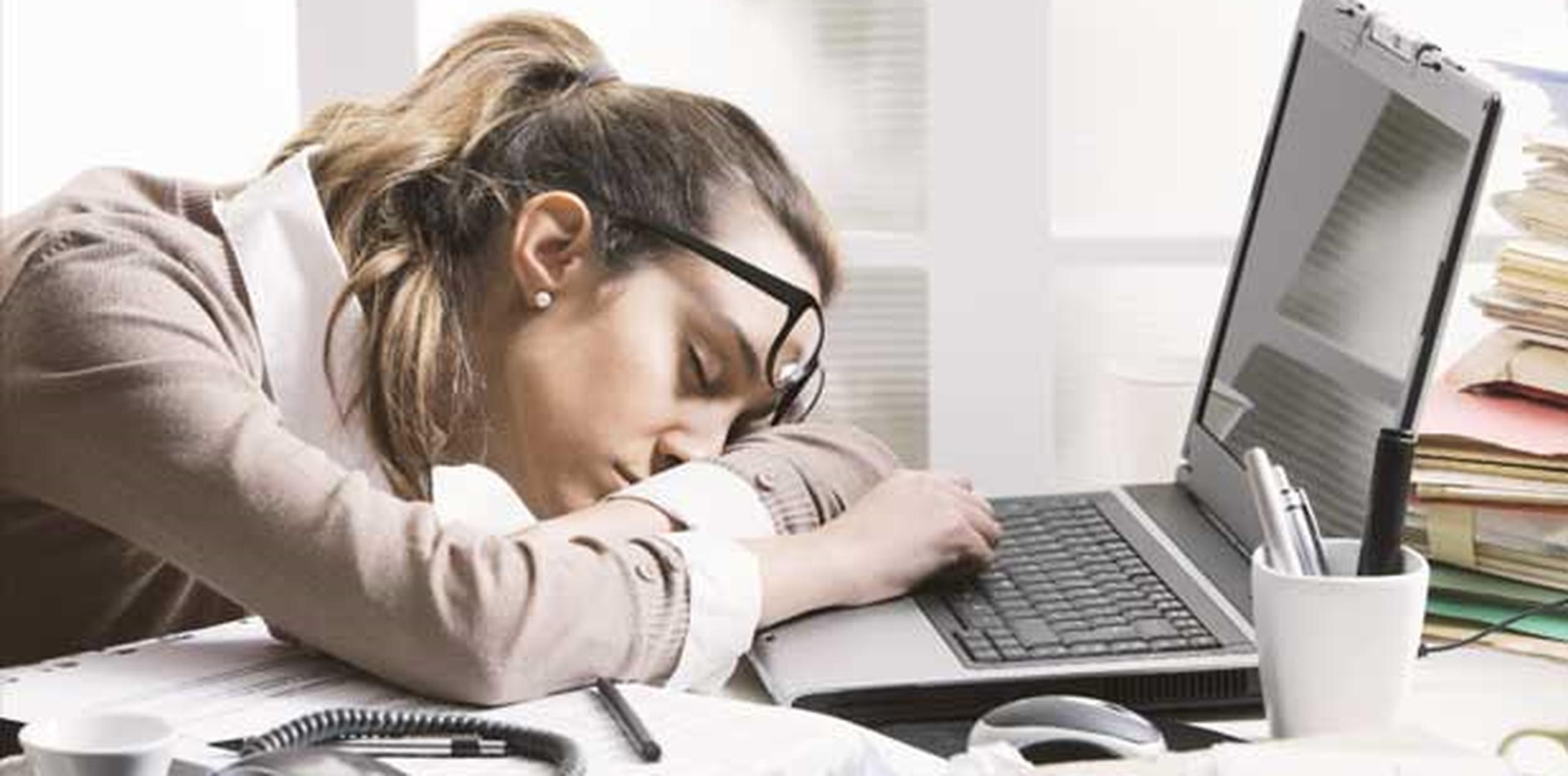 Las personas con hipersomnia se ven obligadas a dormir una siesta varias veces durante el día, a veces en horas y lugares inapropiados como en el trabajo. (Archivo)