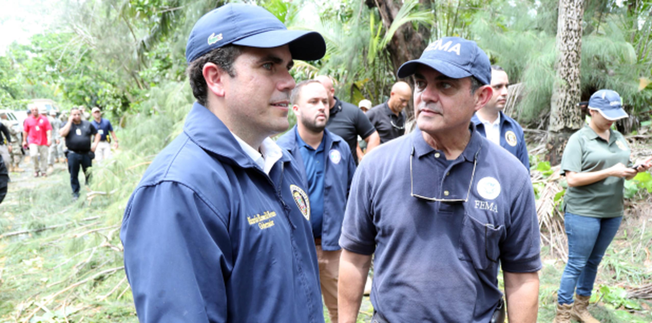Rosselló, aquí con el director de FEMA en la Isla Alejandro de la Campa, recorriendo áreas afectadas por el huracán Irma. (Archivo)