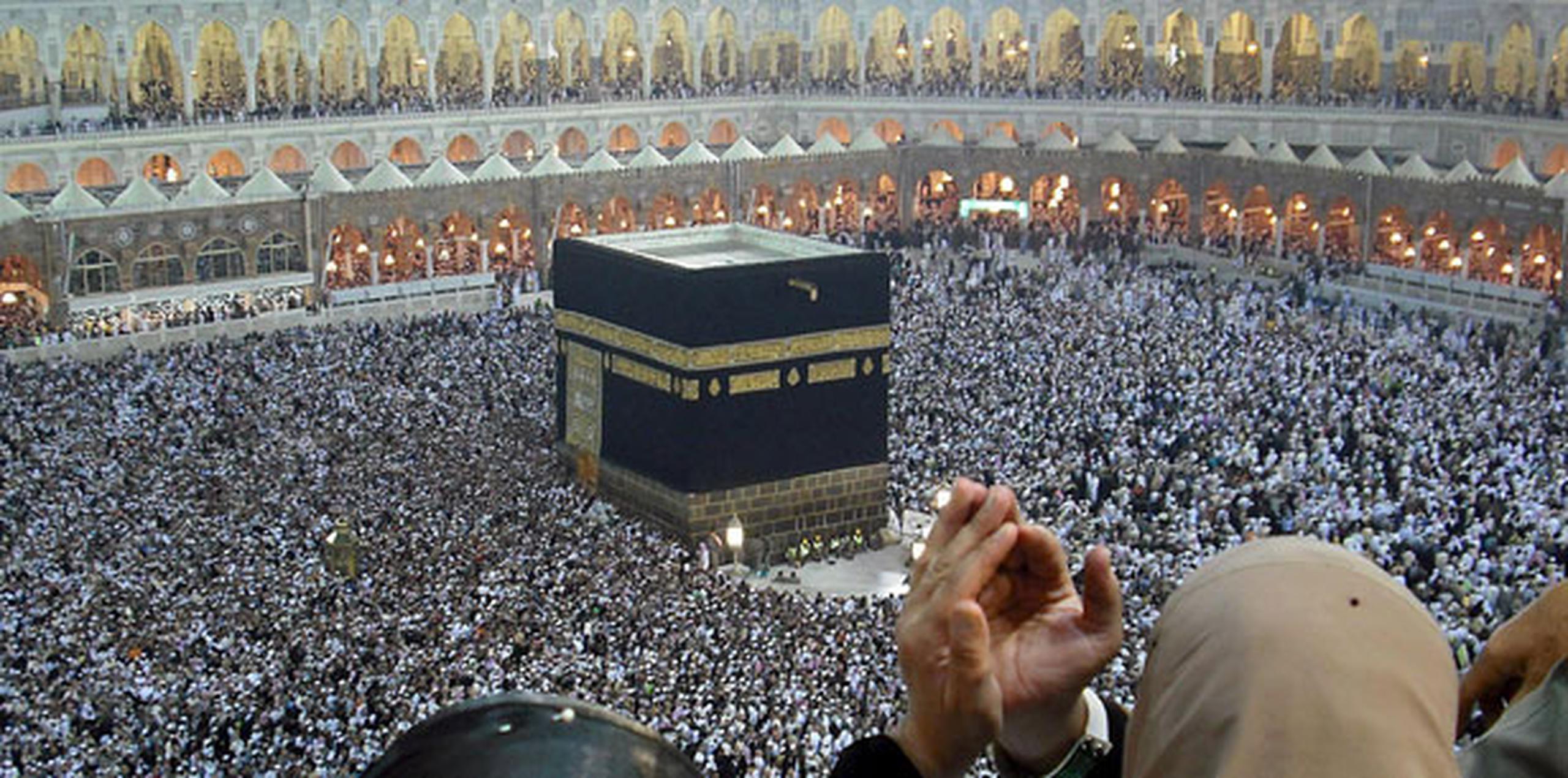 La Kaaba es una edificación cúbica recubierta con un paño negro, que tiene incrustado en uno de sus vértices la Piedra Negra, considerada por los musulmanes como un pedazo desgajado del paraíso. (Archivo)