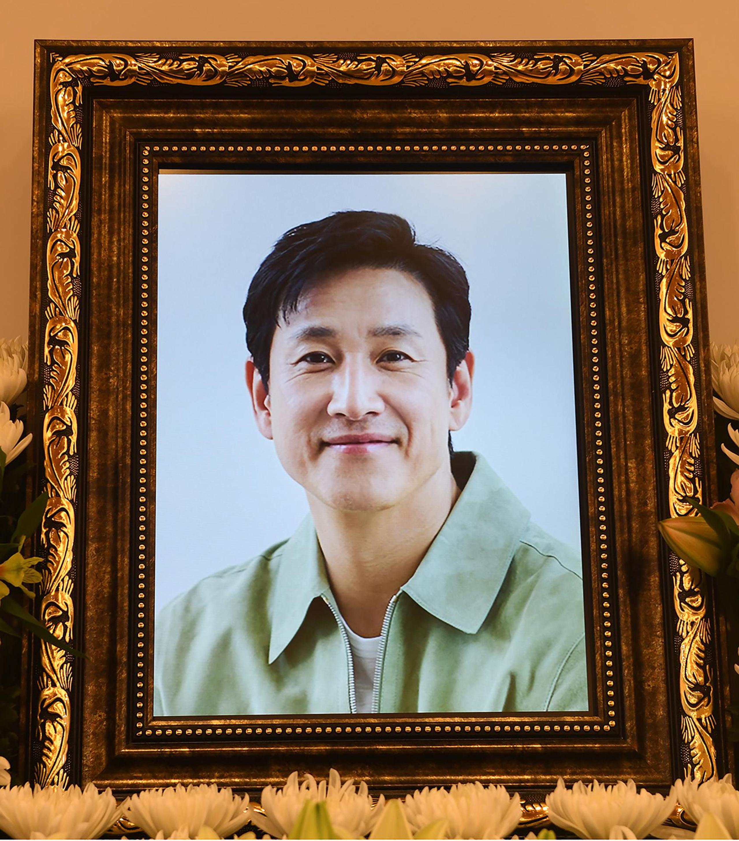Retrato del actor surcoreano Lee Sun-kyun en un altar instalado en un hospital de Seúl, Corea del Sur, el 27 de diciembre de 2023.