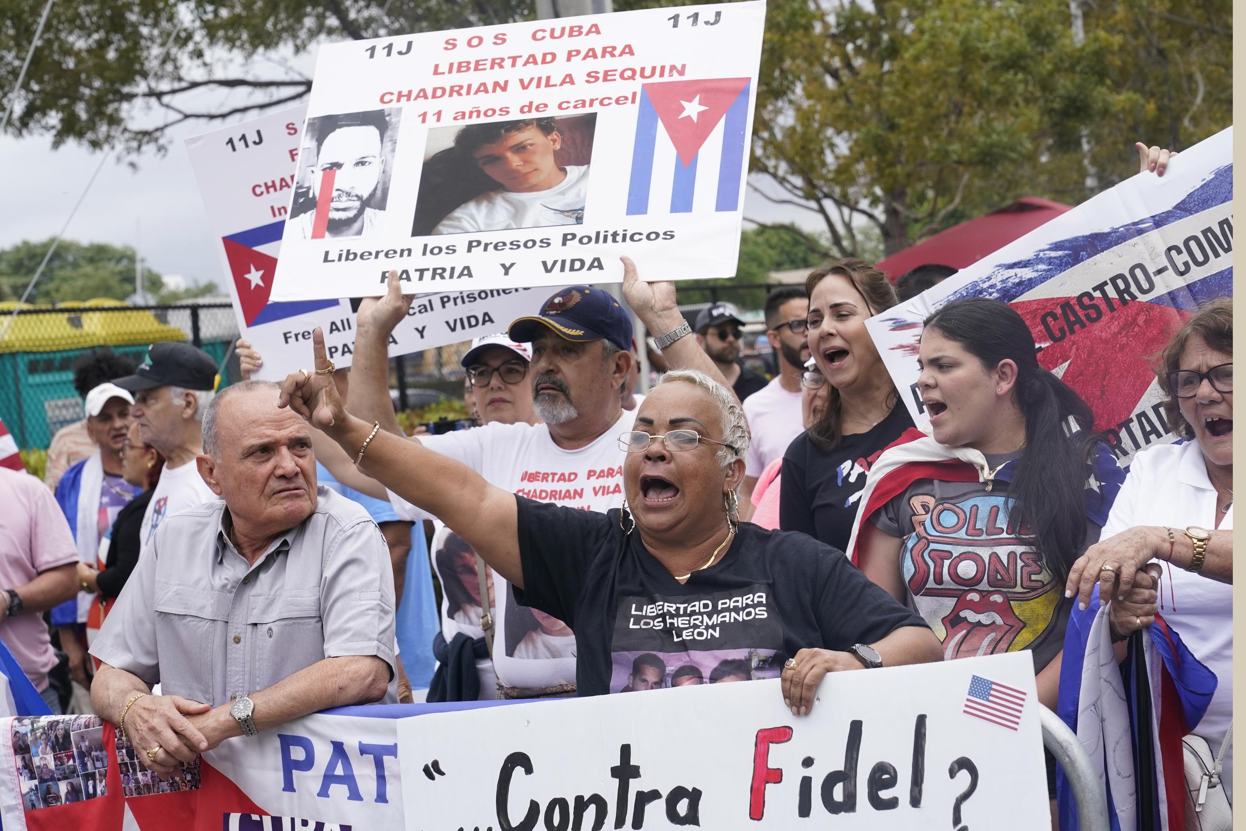 Cubanos residentes de Miami levantan su voz contra el gobierno de Cuba durante la acción del juego de dicho país ante Estados Unidos el domingo en Miami.