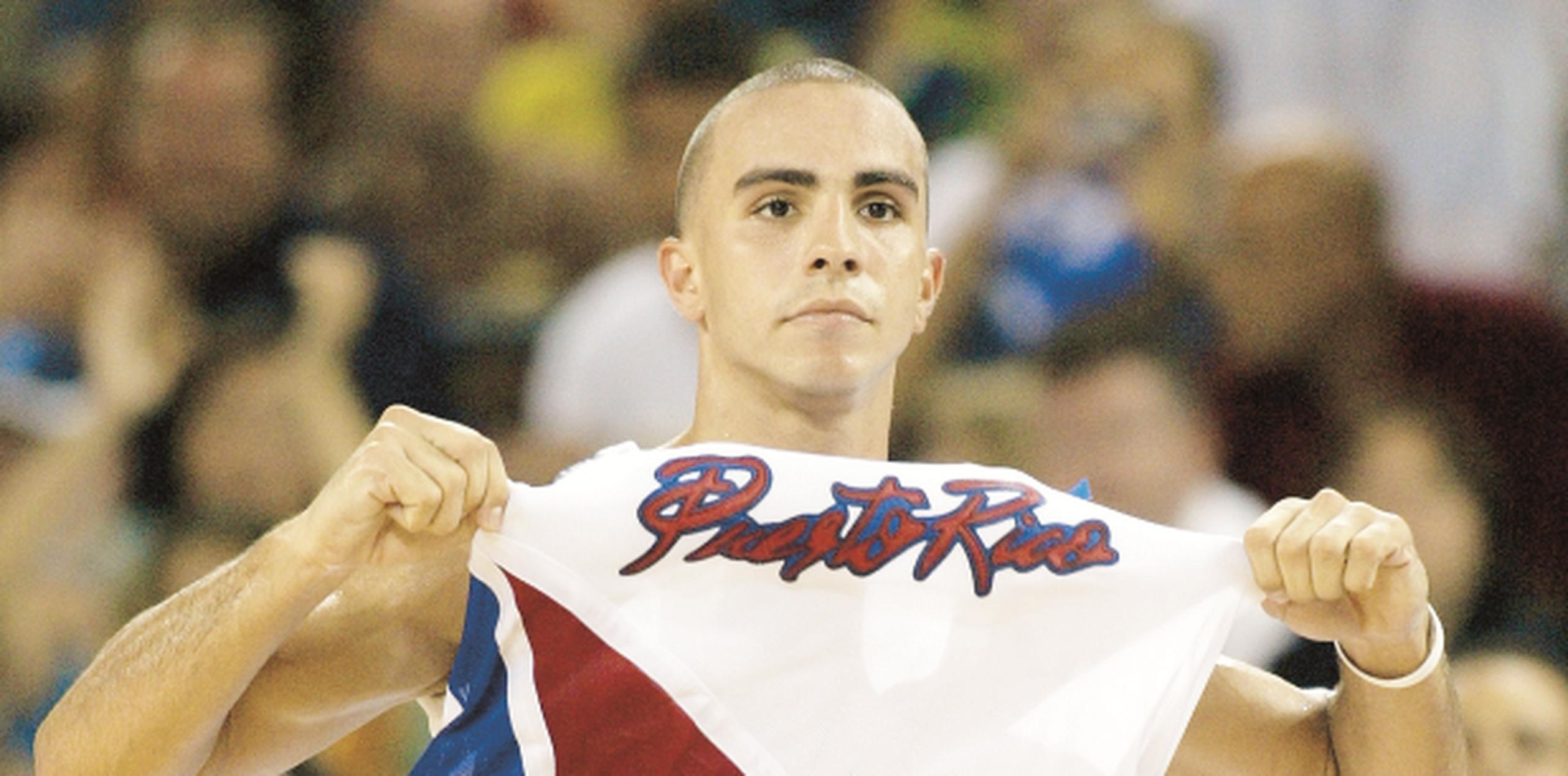 Carlos Arroyo al derrotar a Estados Unidos en un partido preliminar en el Helliniko Indoor Arena en Helliniko, Grecia, durante los Juegos Olímpicos de Atenas 2014.