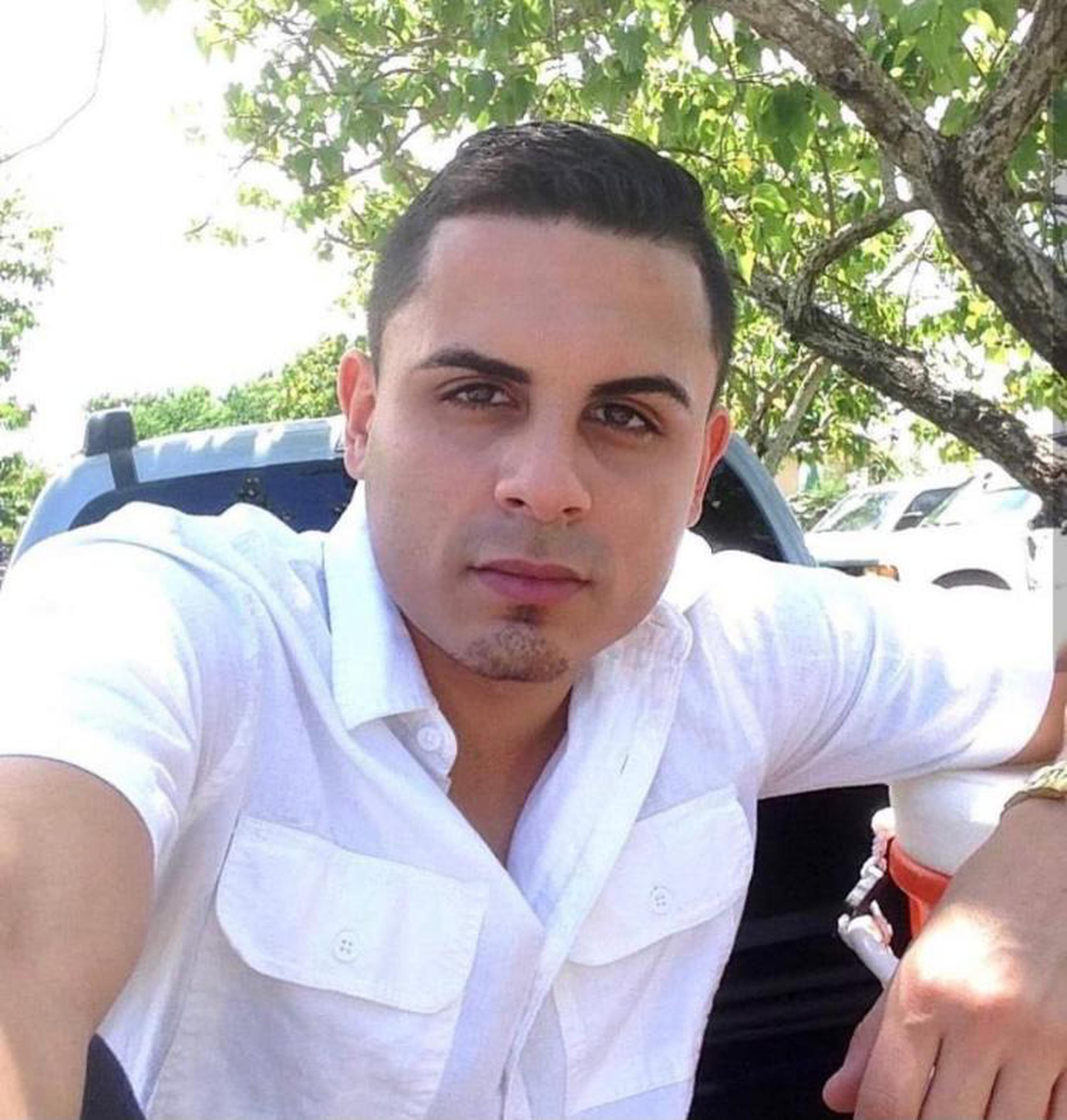 Contra Nathaniel Cruz pesaba una orden de arresto con una fianza de $500,000 por violencia doméstica.