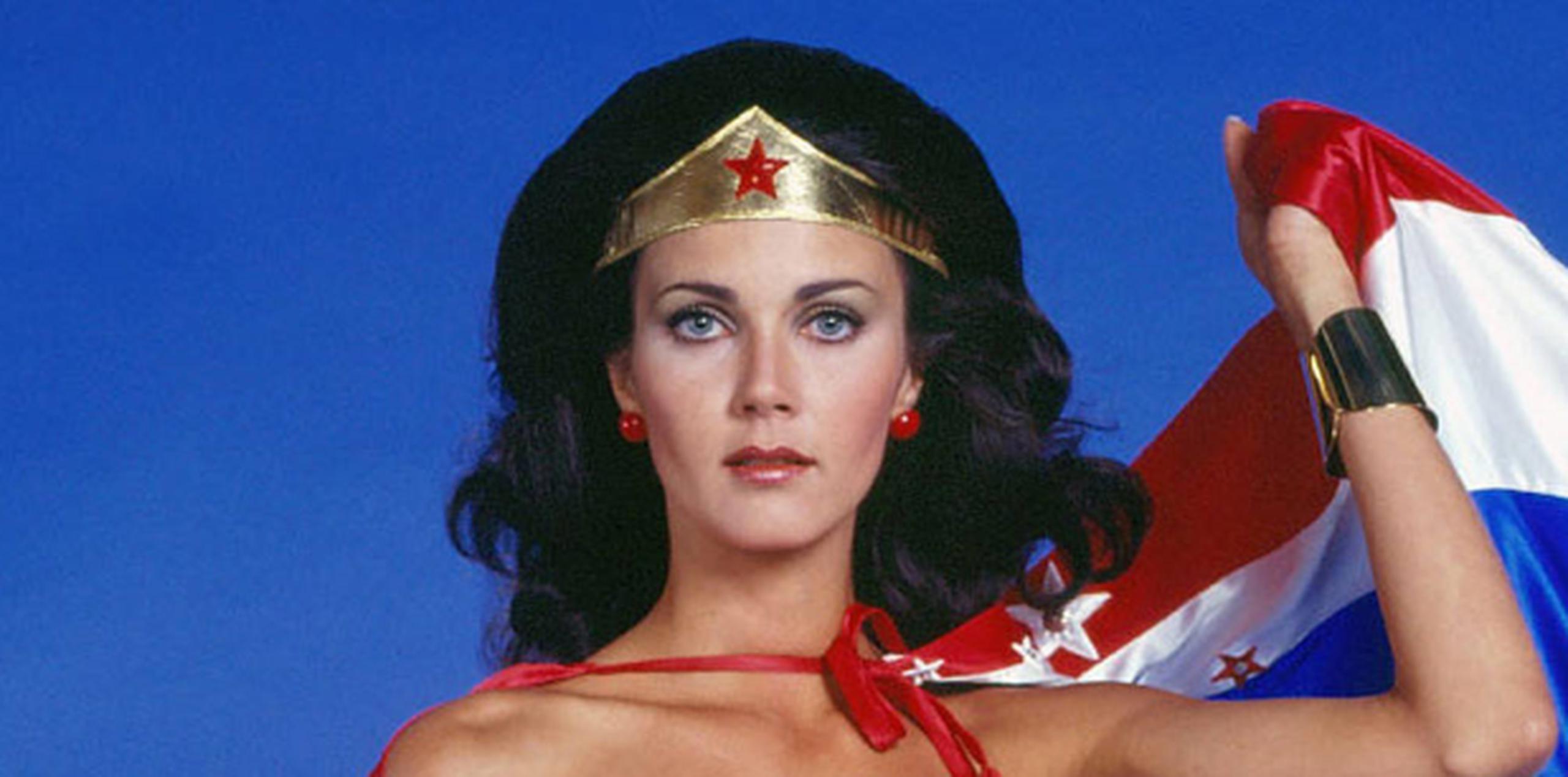 Lynda Carter como Wonder Woman en la serie que se transmitió en los 70. (CBS)